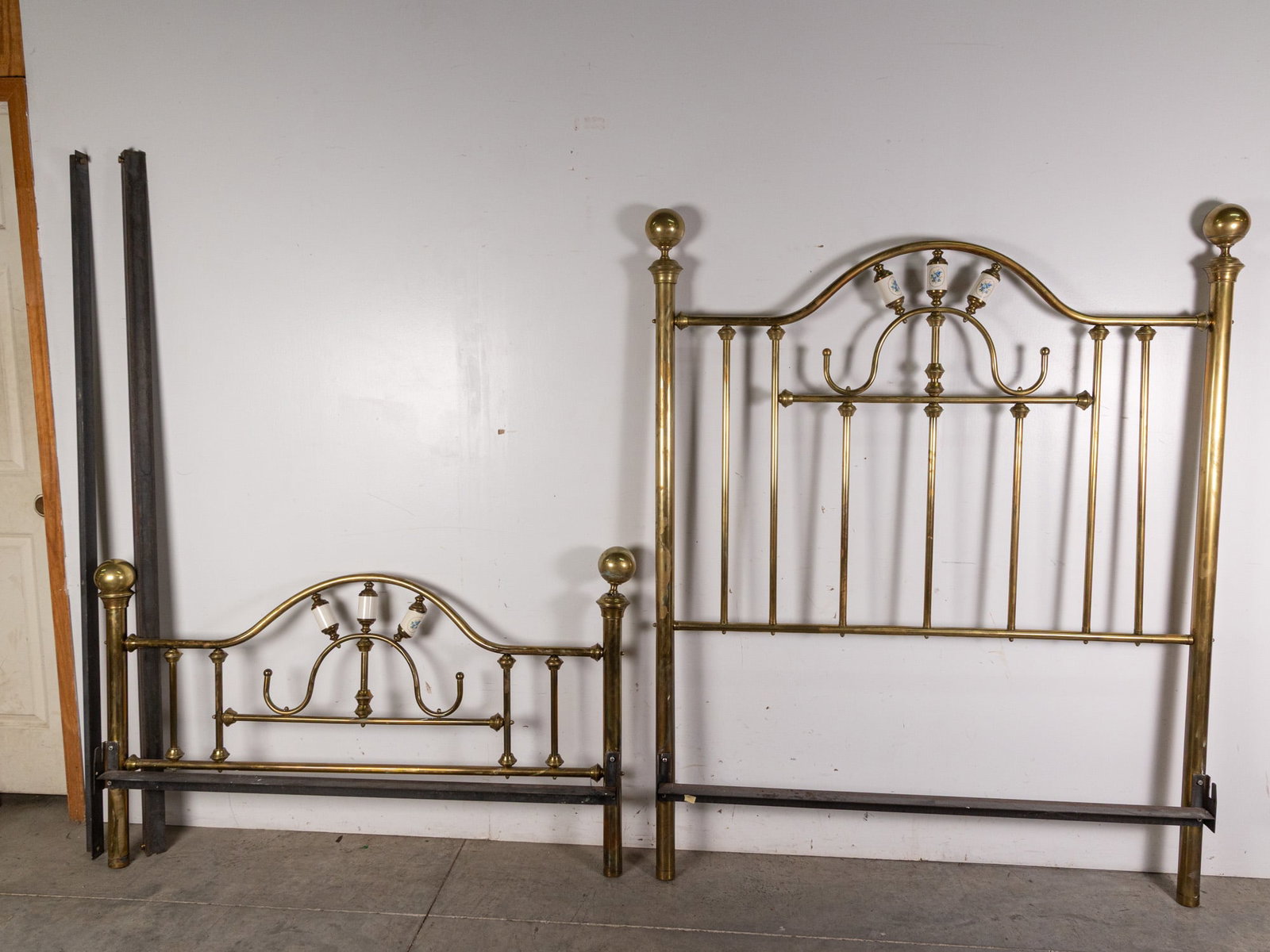 Vintage Brass Full Sized Bed Frame with Floral Accent: Vintage Brass Full Sized Bed Frame with Floral Accent Literature Brooks Auction – Online Auction Terms & Conditions Contact: (856) 694-2960 | info@brooks.auction READ BEFORE YOU BID: We want