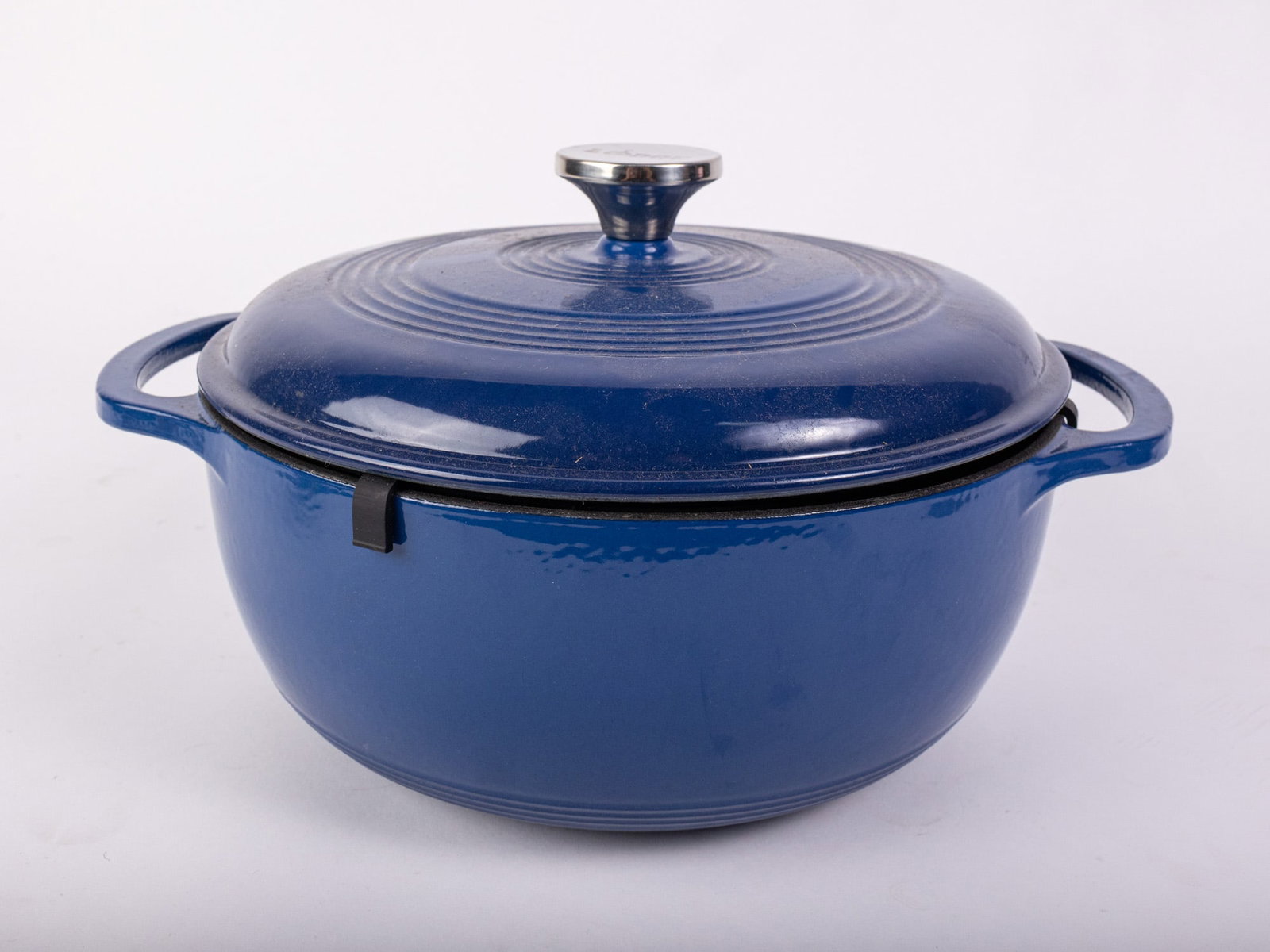 Lodge 6 qt Royal Blue Enamel Dutch Oven: Lodge 6 qt Royal Blue Enamel Dutch Oven Size 6" x 14" x 11" Literature Brooks Auction – Online Auction Terms & Conditions Contact: (856) 694-2960 | info@brooks.auction READ BEFORE YOU BID: We