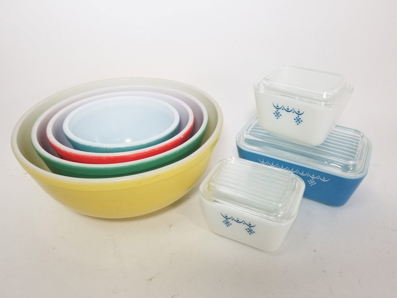 Vintage Pyrex Mixing Bowl Set and Fridge Containers (1 of 5)