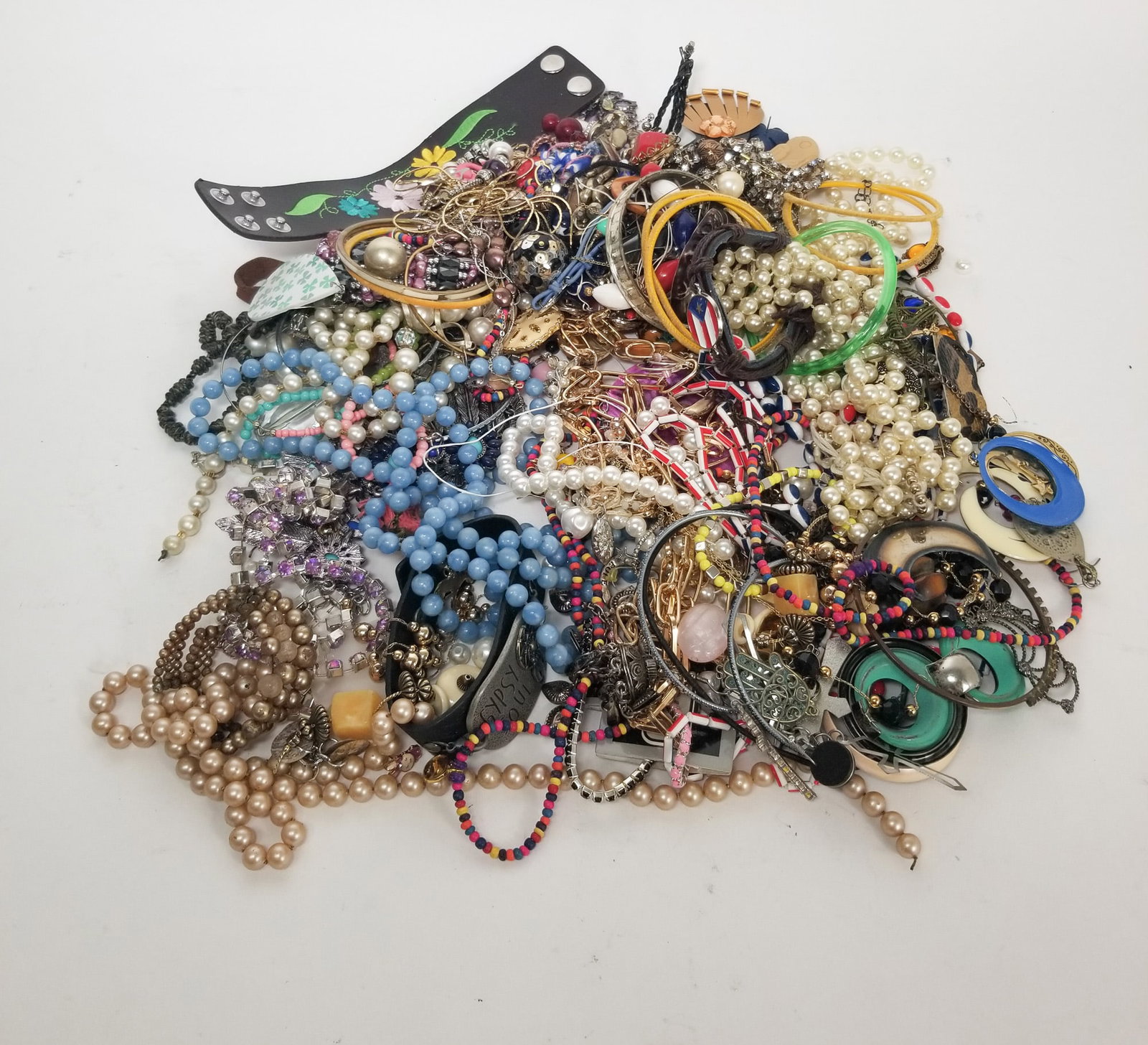 Costume and Fashion Jewelry: Costume and Fashion Jewelry Literature Brooks Auction – Online Auction Terms & Conditions Contact: (856) 694-2960 | info@brooks.auction READ BEFORE YOU BID: We want you to feel confident when