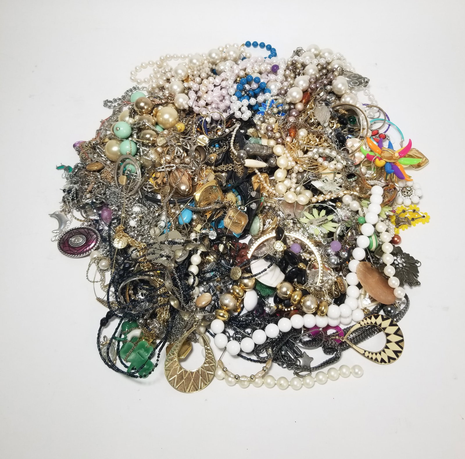 Costume and Fashion Jewelry: Costume and Fashion Jewelry Literature Brooks Auction – Online Auction Terms & Conditions Contact: (856) 694-2960 | info@brooks.auction READ BEFORE YOU BID: We want you to feel confident when