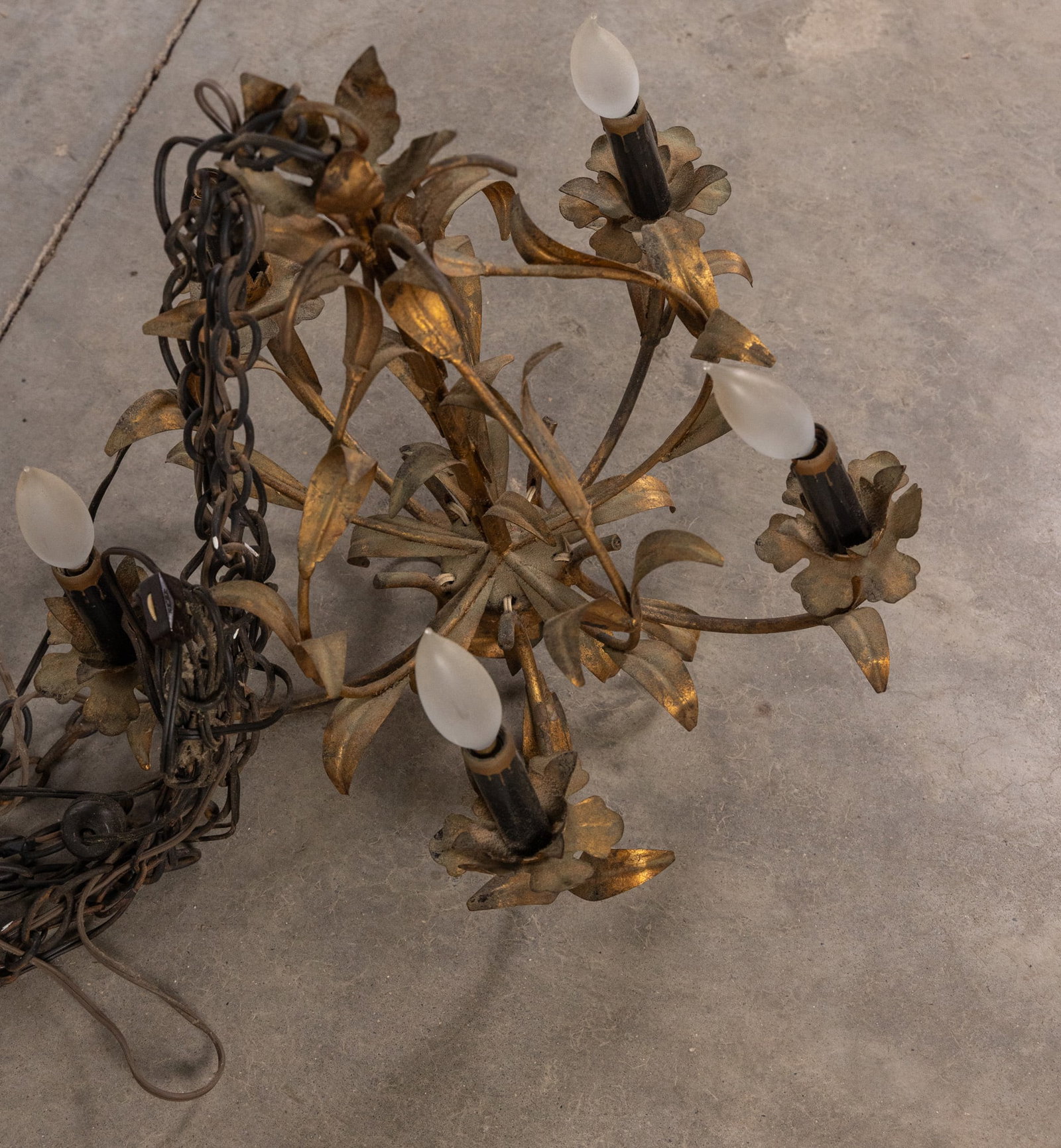 Vintage Italian Gilt Tole Chandelier with Leaf and Foliate Motifs - 5