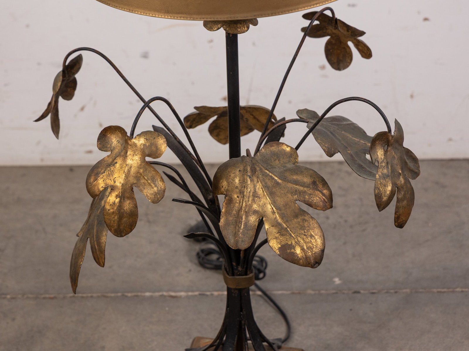 Vintage Italian Gilt Tole Table Lamp with Leaf Motifs - 2
