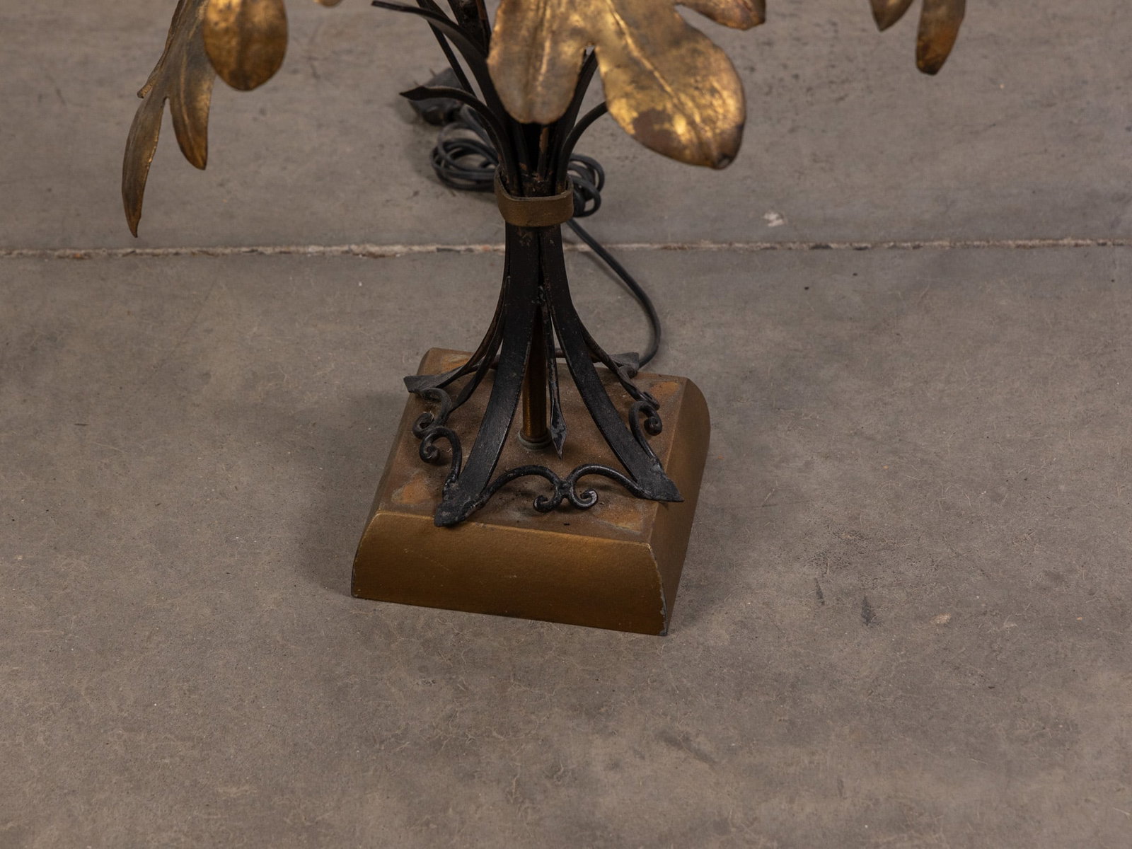 Vintage Italian Gilt Tole Table Lamp with Leaf Motifs - 3