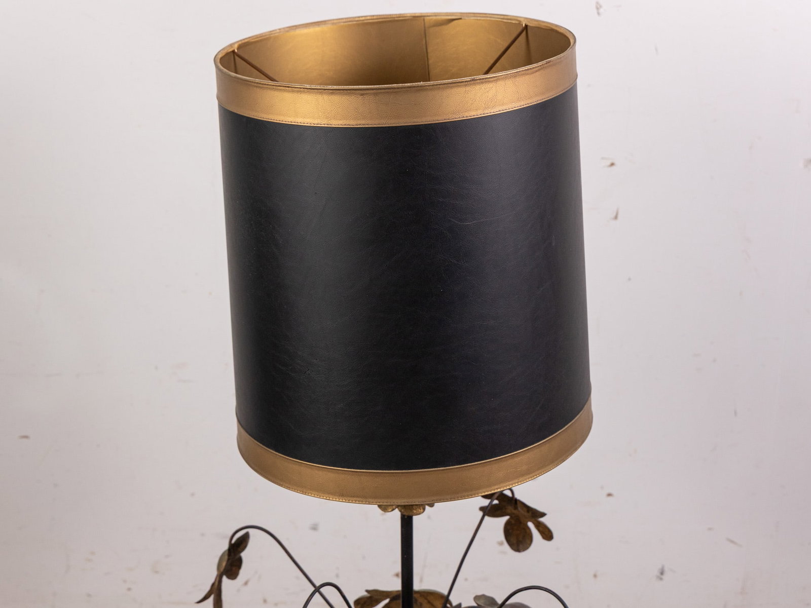 Vintage Italian Gilt Tole Table Lamp with Leaf Motifs - 4