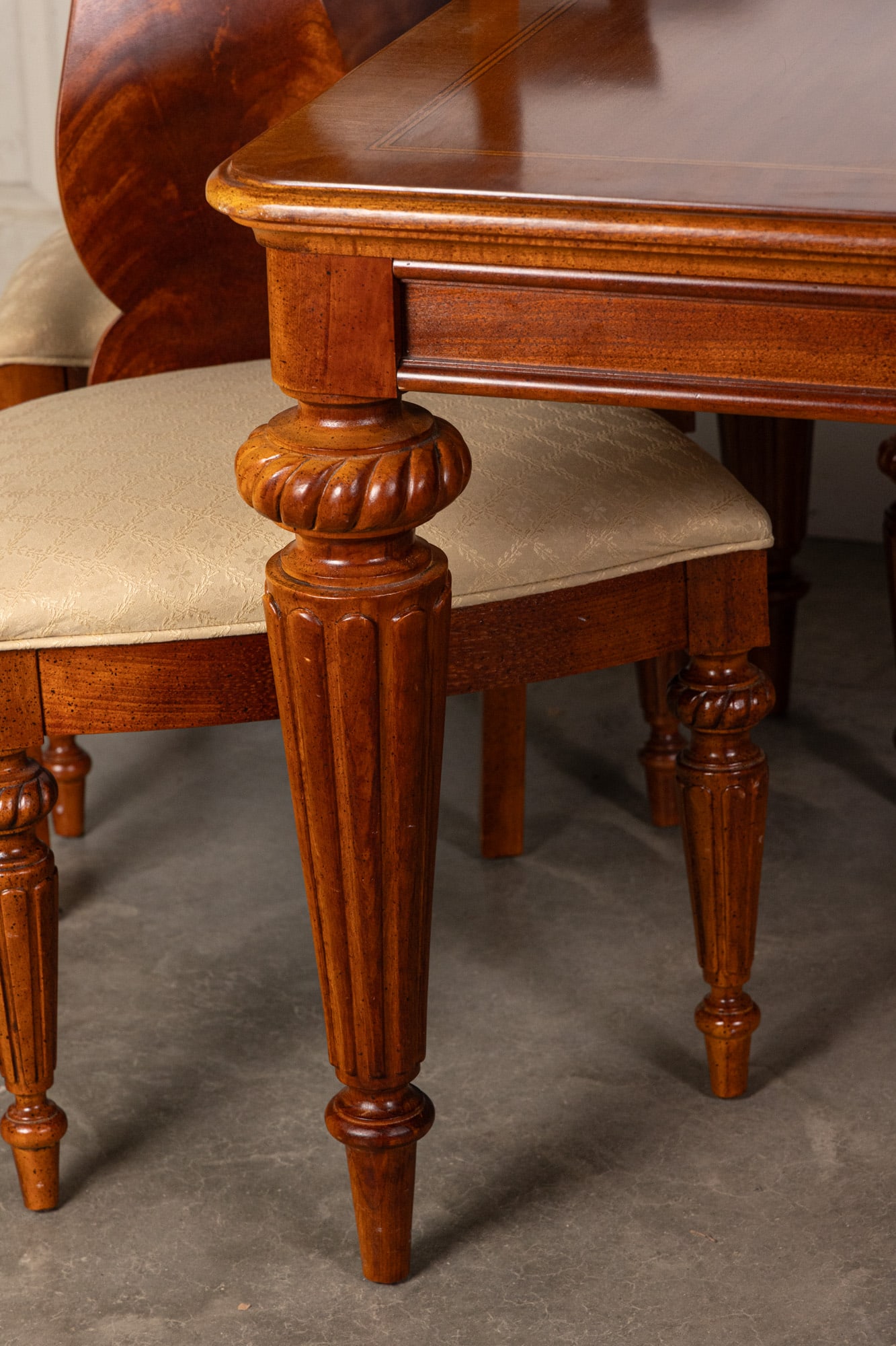 Stanley Victorian Traditional Style Dining Set w/ Flame Mahogany Seating - 7