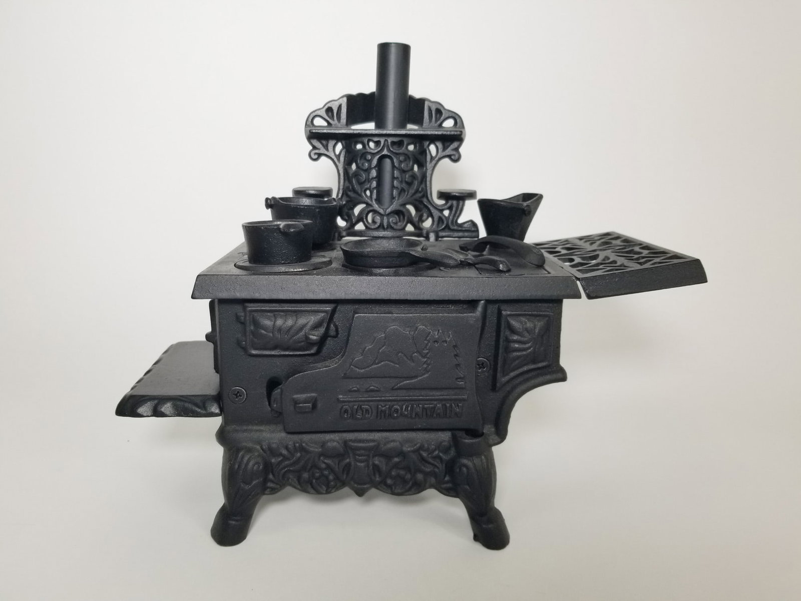 Salesman Sample Miniature Cast Iron Stove (1 of 4)