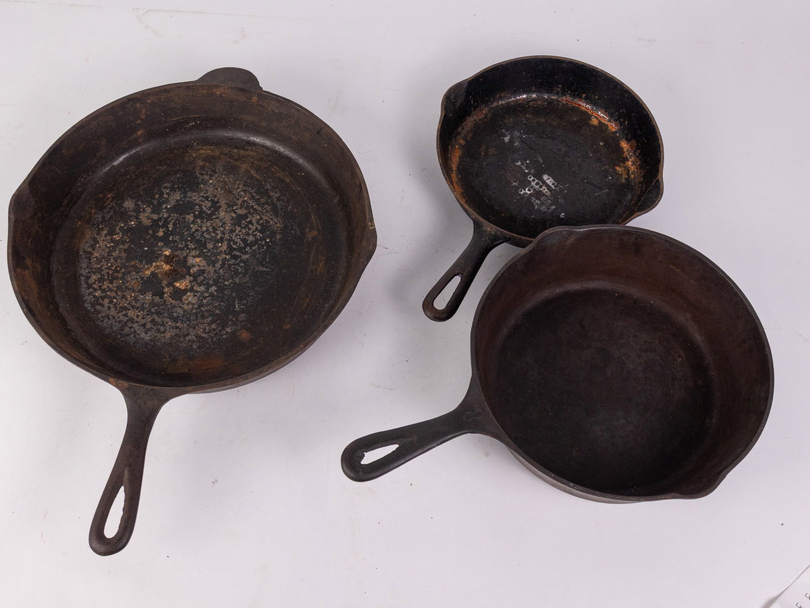Three Cast Iron Frying Pans Featuring Griswold: Three Cast Iron Frying Pans Featuring Griswold Size 14" diameter (largest) Literature Brooks Auction – Online Auction Terms & Conditions Contact: (856) 694-2960 | info@brooks.auction READ BE