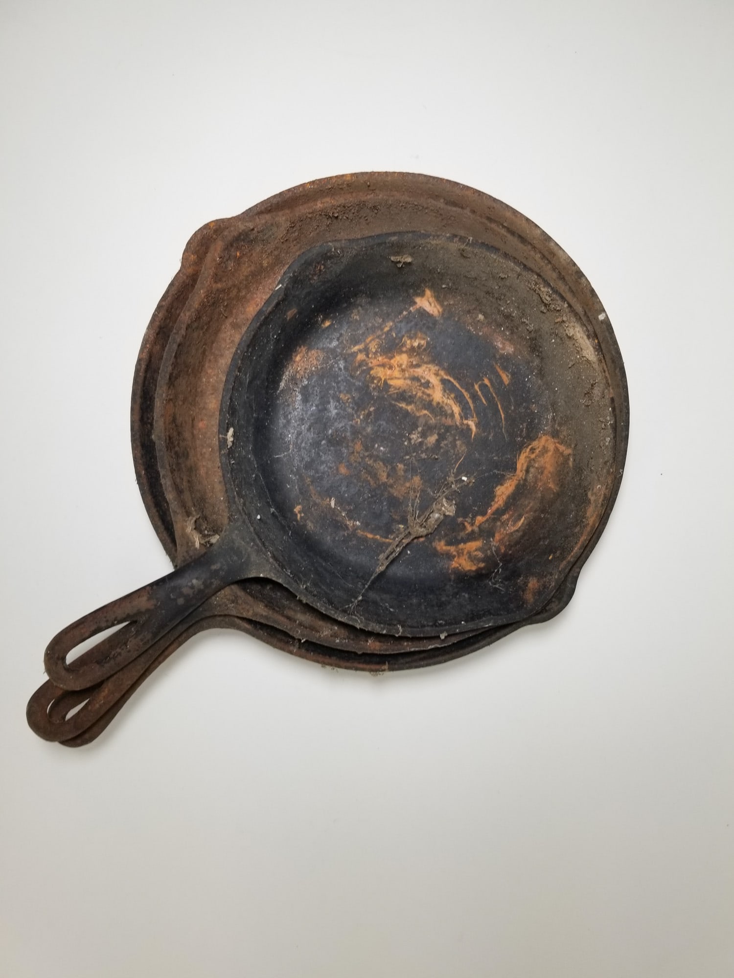 Three Cast iron Frying Pans Featuring Wagner Ware: Three Cast iron Frying Pans Featuring Wagner Ware Size 10" diameter Literature Brooks Auction – Online Auction Terms & Conditions Contact: (856) 694-2960 | info@brooks.auction READ BEFORE YO