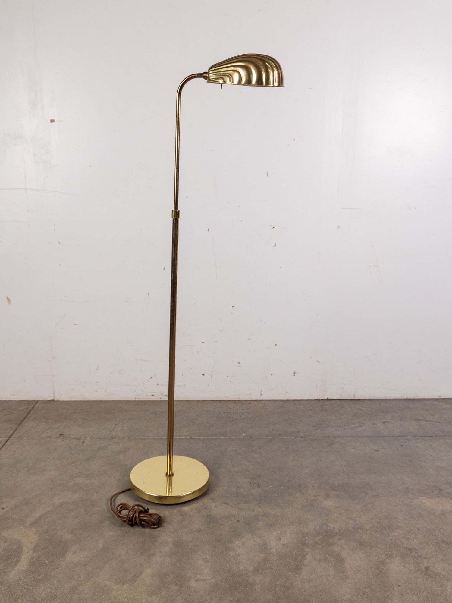 Vintage Mid Century Brass Clamshell Shade Lamp: Vintage Mid Century Brass Clamshell Shade Lamp Size 50" H Literature Brooks Auction – Online Auction Terms & Conditions Contact: (856) 694-2960 | info@brooks.auction READ BEFORE YOU BID: We