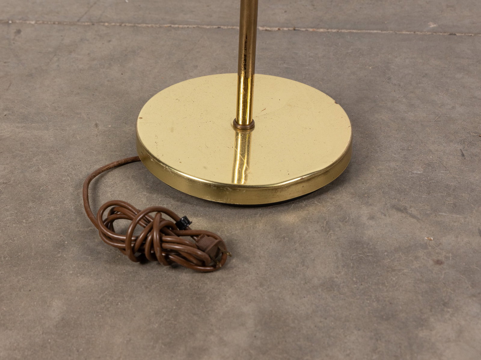 Vintage Mid Century Brass Clamshell Shade Lamp - 2