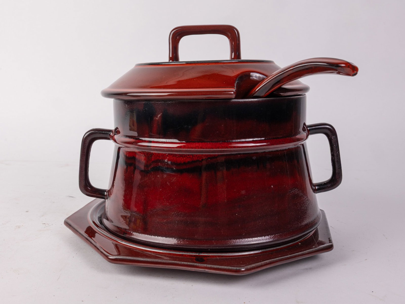 Mid Century Modern California Pottery Soup Tureen: Mid Century Modern California Pottery Soup Tureen Size 9" H Literature Brooks Auction – Online Auction Terms & Conditions Contact: (856) 694-2960 | info@brooks.auction READ BEFORE YOU BID: We
