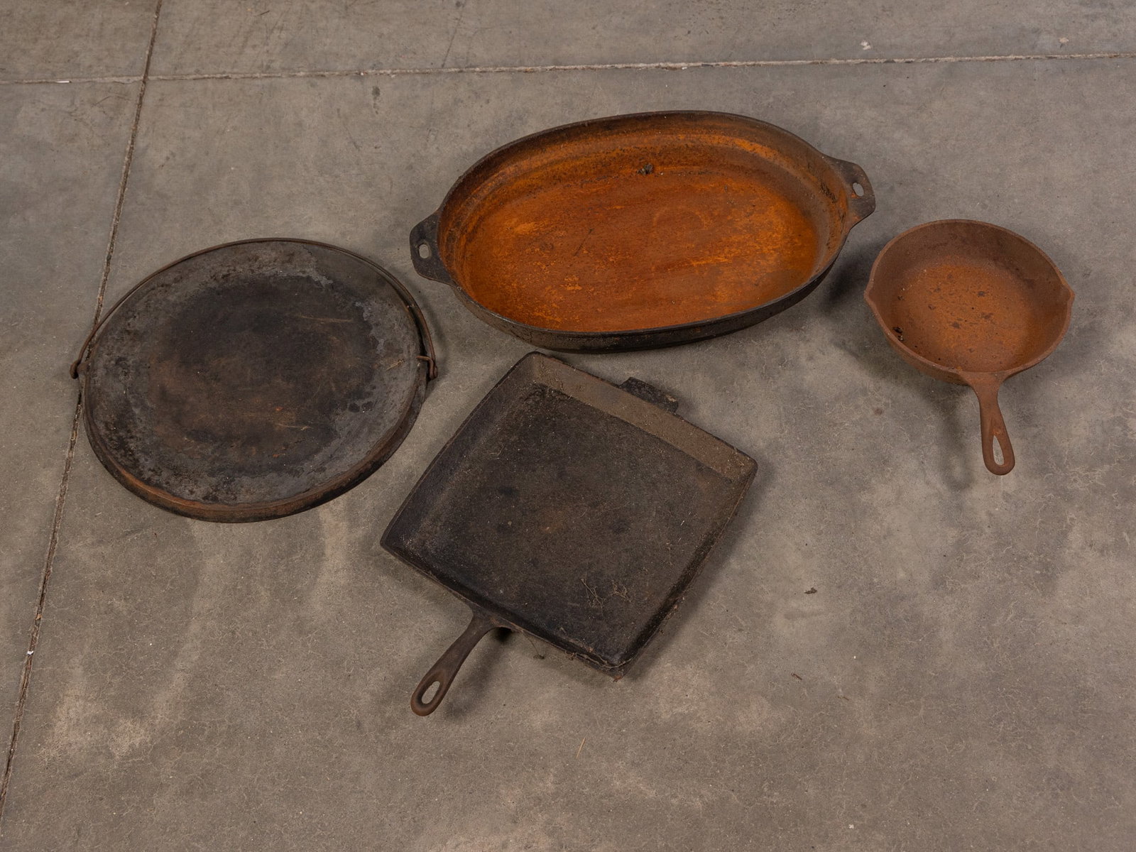 Lot of Assorted Vintage Cast Iron Cookware (1 of 5)