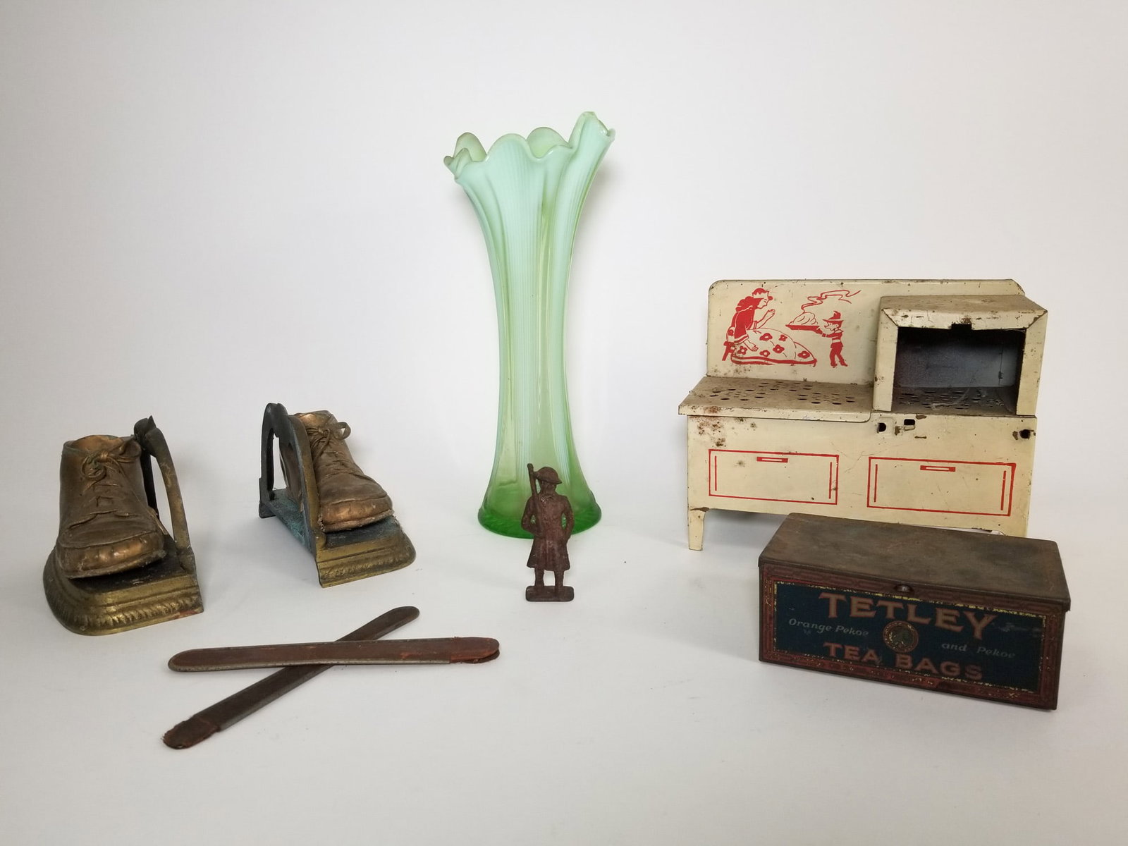 Vintage and Antique Assortment Lot: Vintage and Antique Assortment Lot Size 7" x 12" x 12" Literature Brooks Auction – Online Auction Terms & Conditions Contact: (856) 694-2960 | info@brooks.auction READ BEFORE YOU BID: We