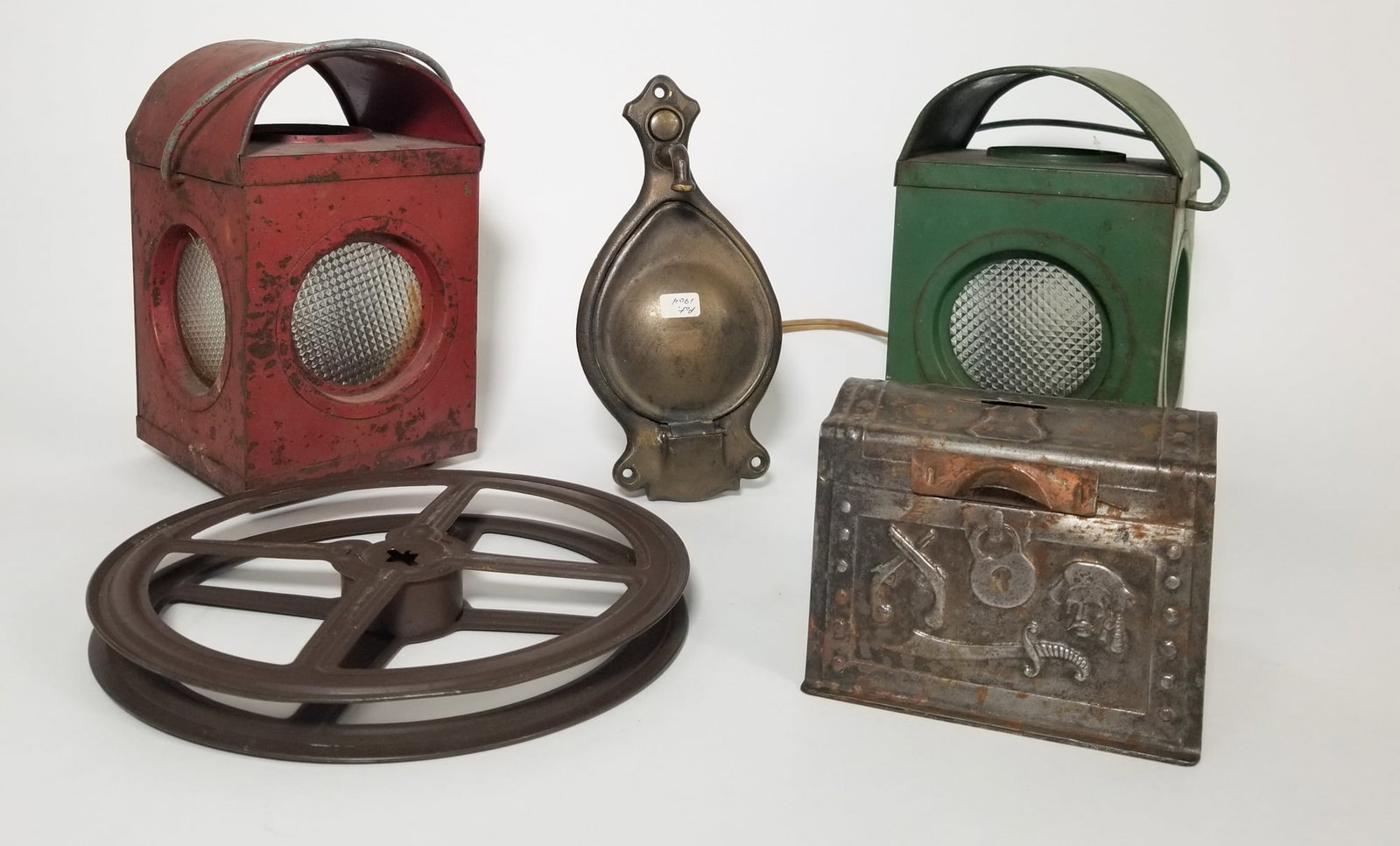Vintage and Antique Assortment ft. Push-Button Railroad Car Wall Sconce: Vintage and Antique Assortment ft. Push-Button Railroad Car Wall Sconce Size 7" x 12" x 12" Literature Brooks Auction – Online Auction Terms & Conditions Contact: (856) 694-2960 |