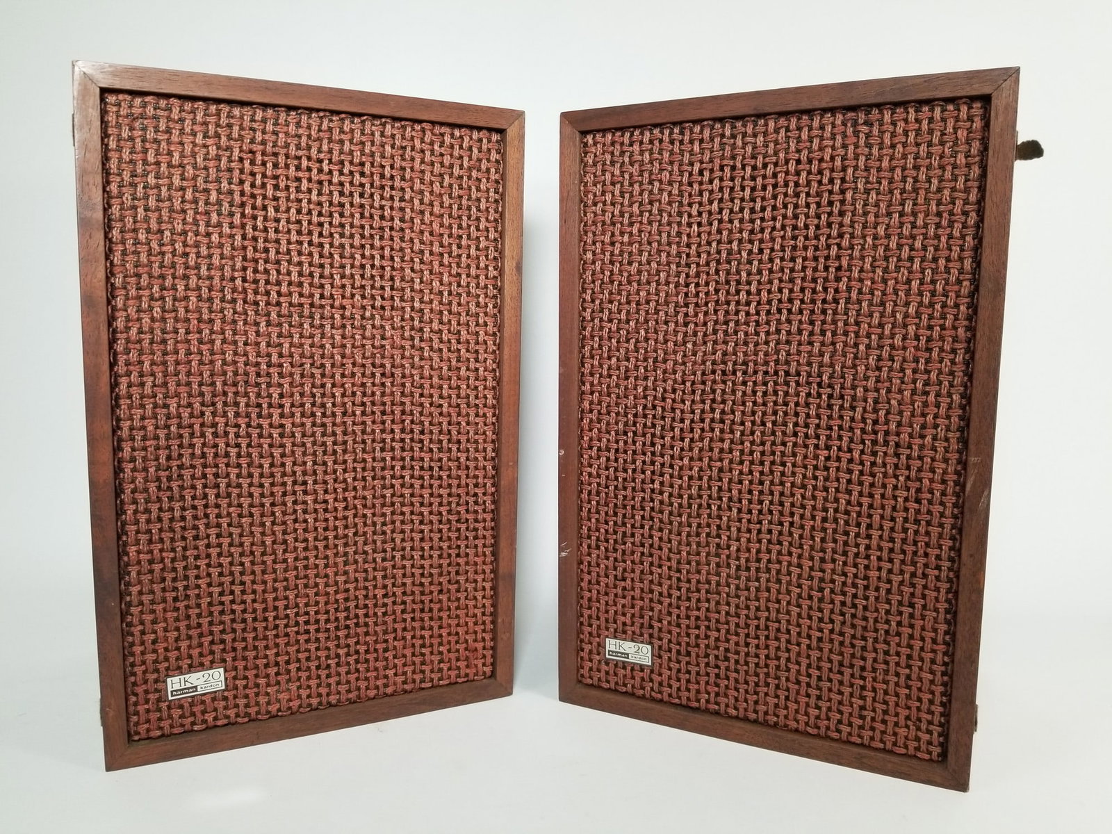 Pair of Harmon Kardon HK-20 Speakers: Pair of Harmon Kardon HK-20 Speakers Size 17" H Literature Brooks Auction – Online Auction Terms & Conditions Contact: (856) 694-2960 | info@brooks.auction READ BEFORE YOU BID: We want you to