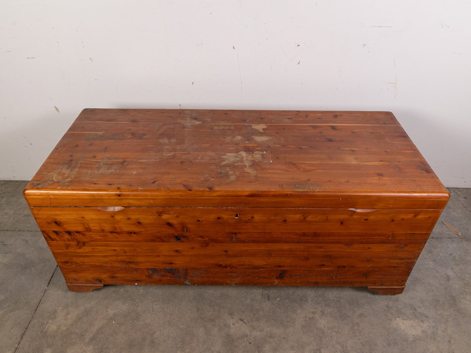 Bally Mfg. Co. Red Cedar Vintage Wooden Blanket Chest - 2