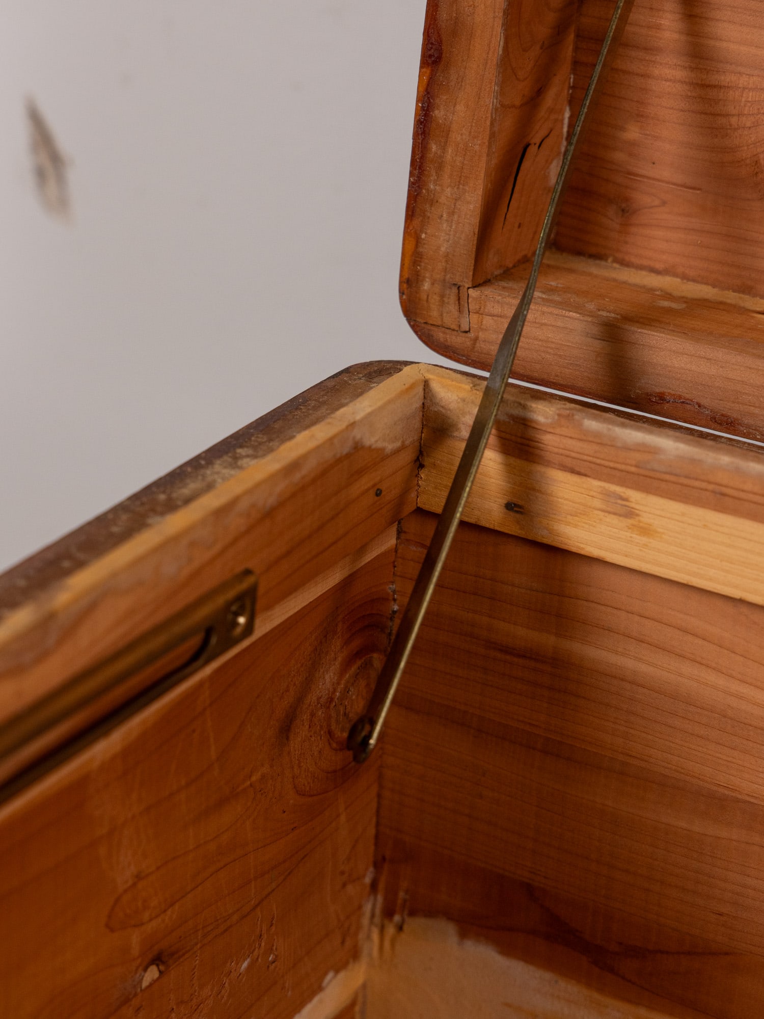 Bally Mfg. Co. Red Cedar Vintage Wooden Blanket Chest - 5