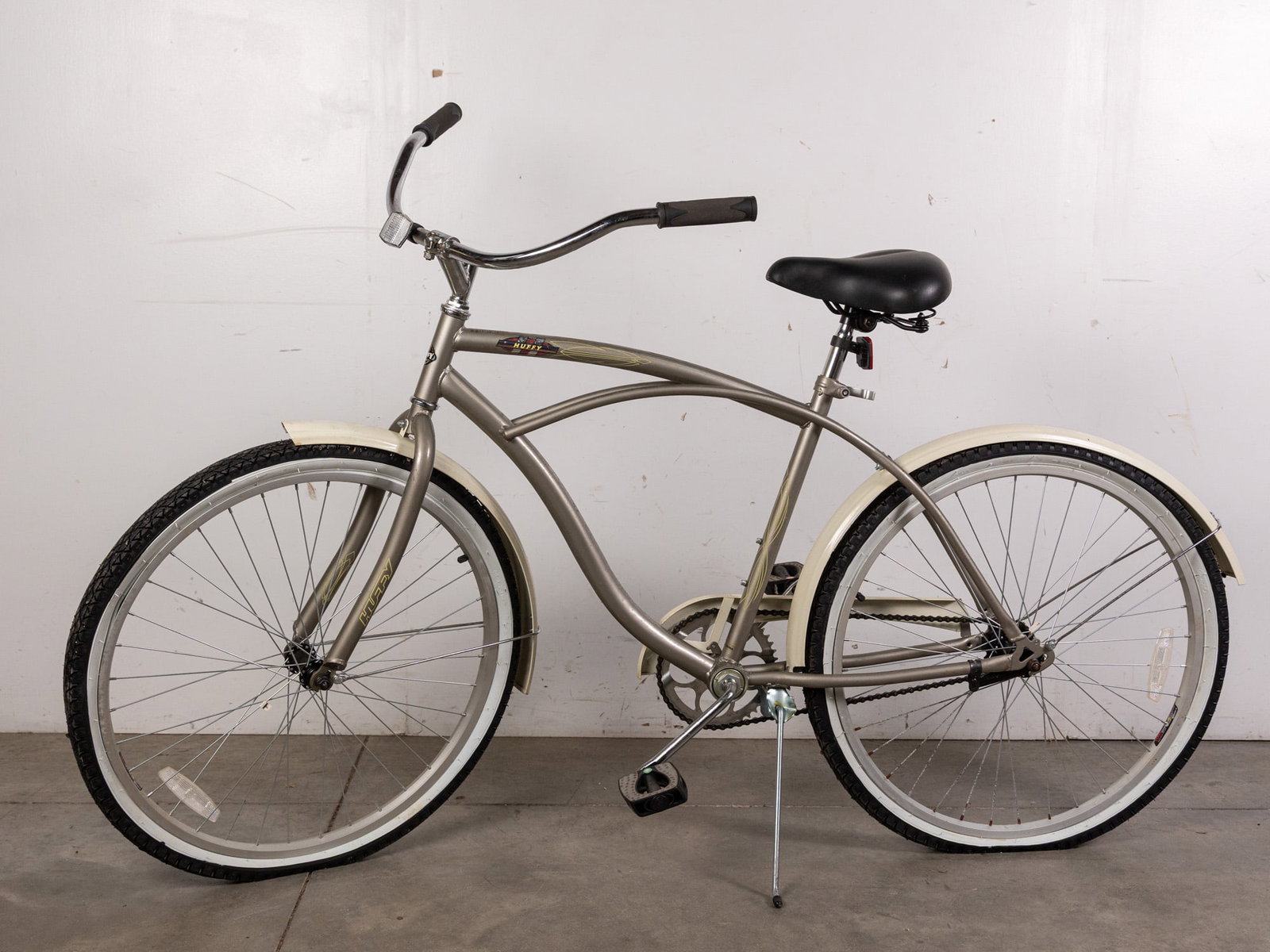 Silver Huffy Cranbrook Beach Cruiser (1 of 5)