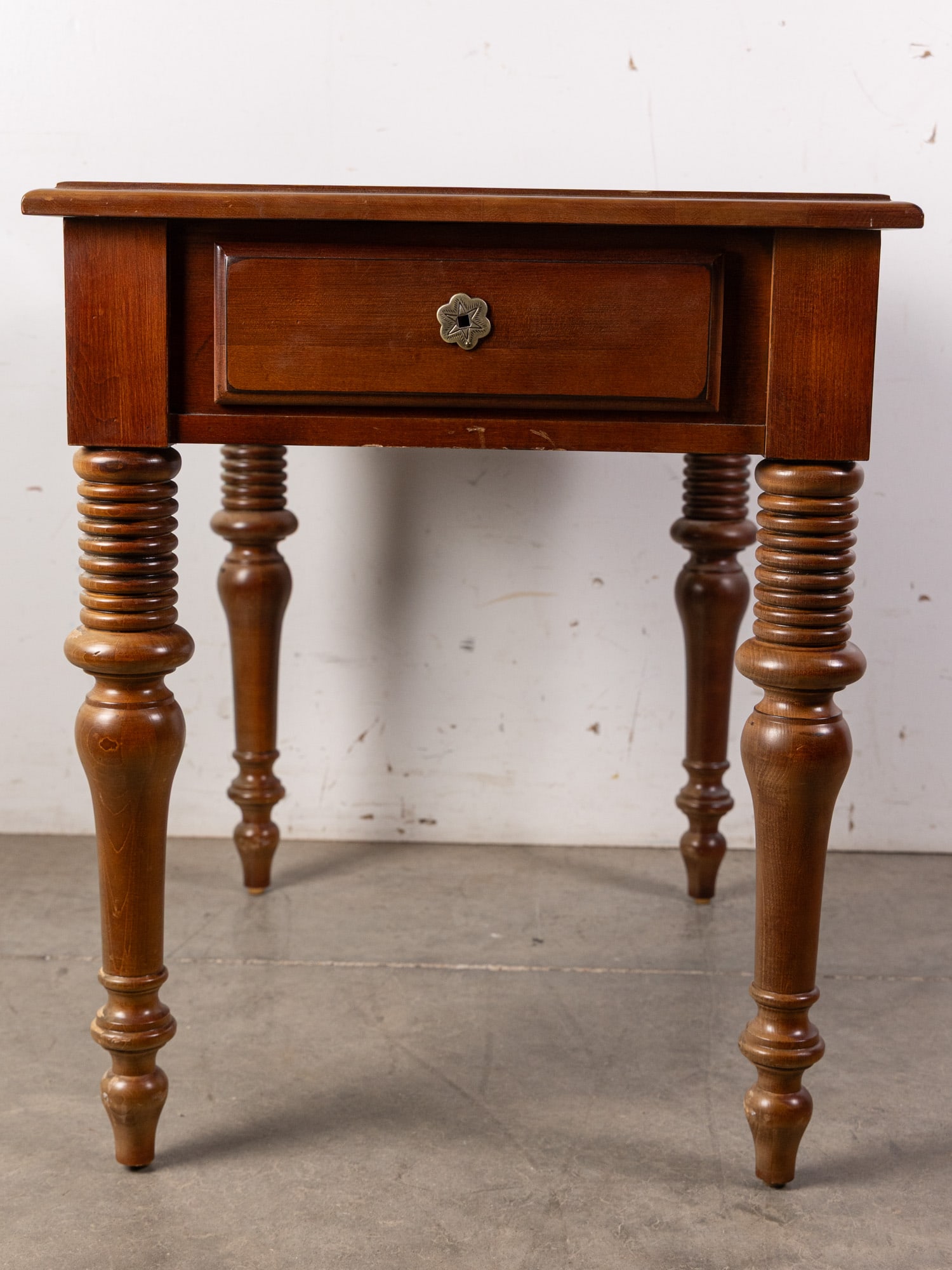Ethan Allen Turned Leg End Table (1 of 7)
