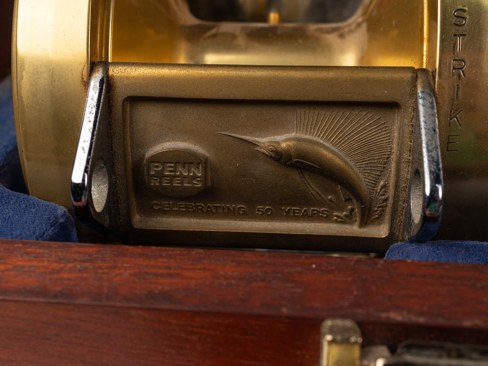 Penn International 50 Fishing Reel in Gold w/ Blue Velvet Lined Lockable Case - 7