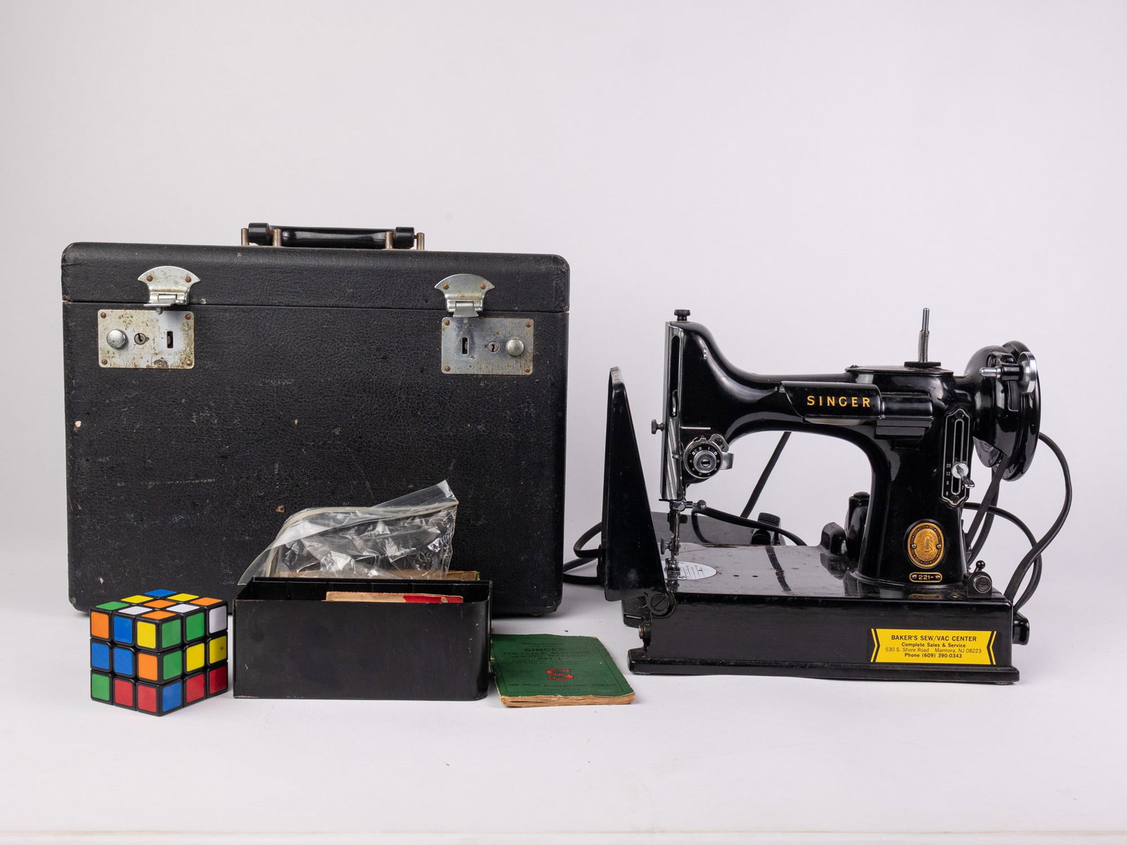 Singer 221 Featherweight Sewing Machine in Case - 2