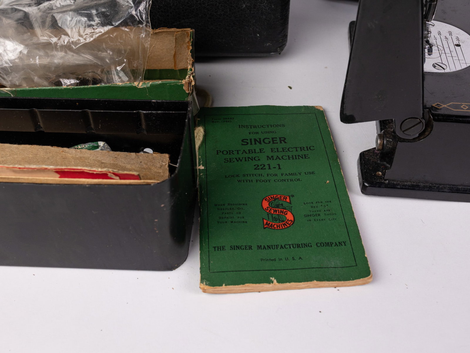 Singer 221 Featherweight Sewing Machine in Case - 3