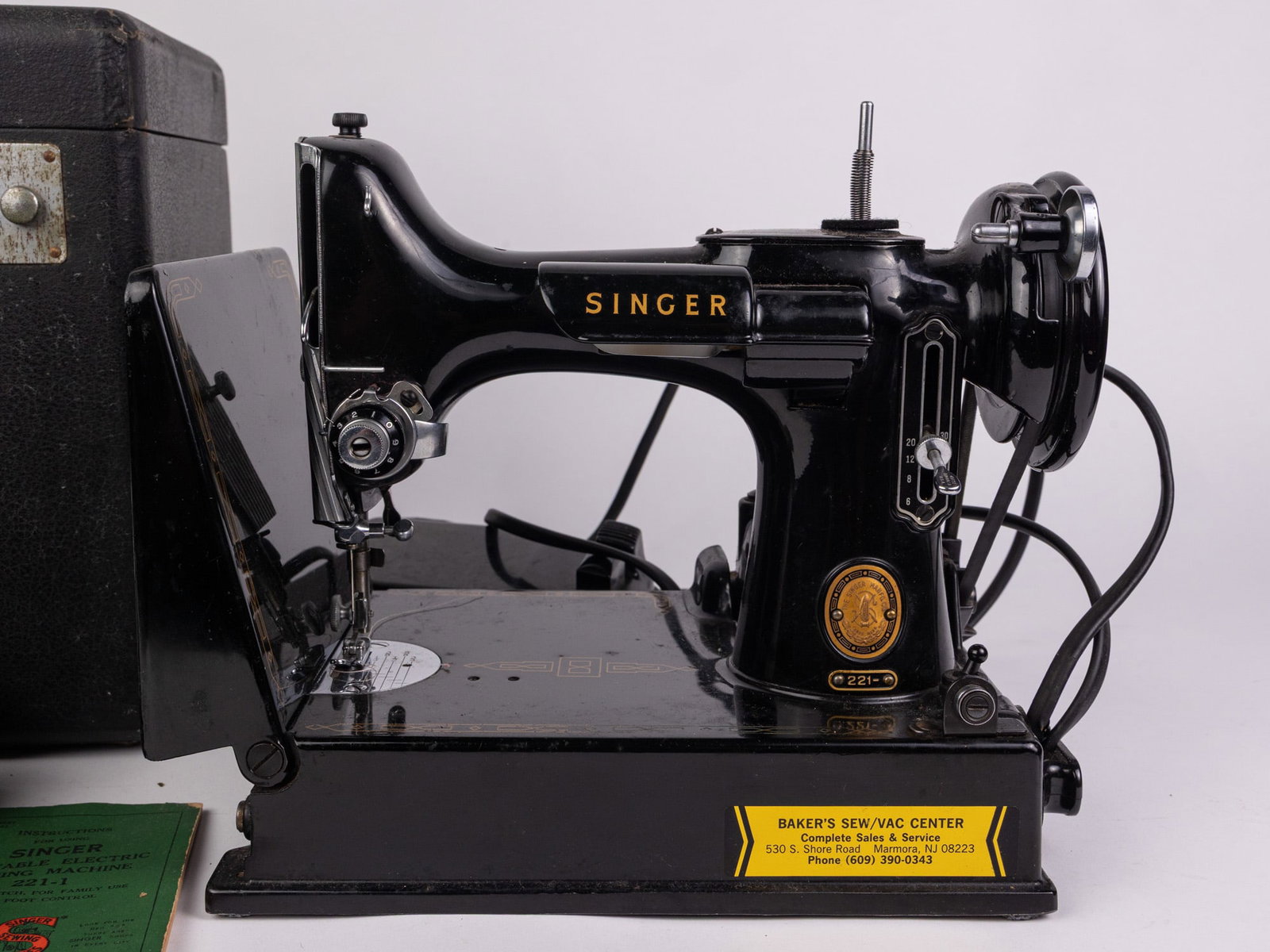 Singer 221 Featherweight Sewing Machine in Case - 4