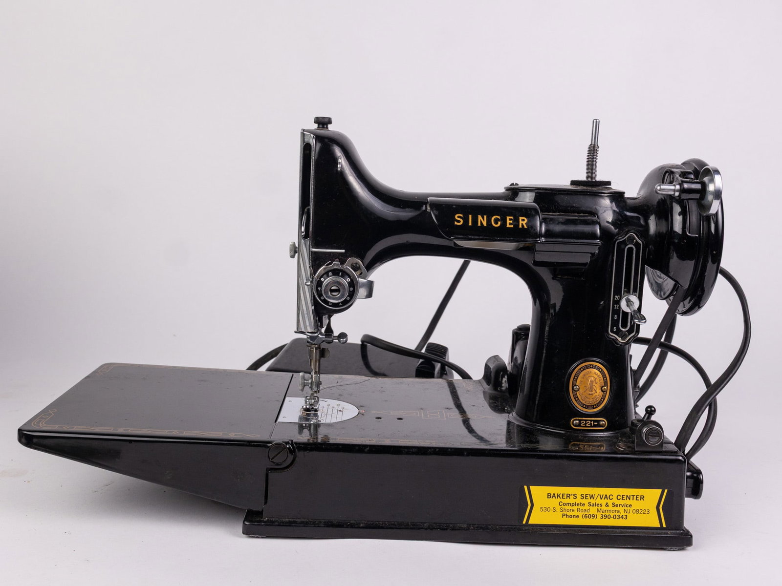 Singer 221 Featherweight Sewing Machine in Case - 5