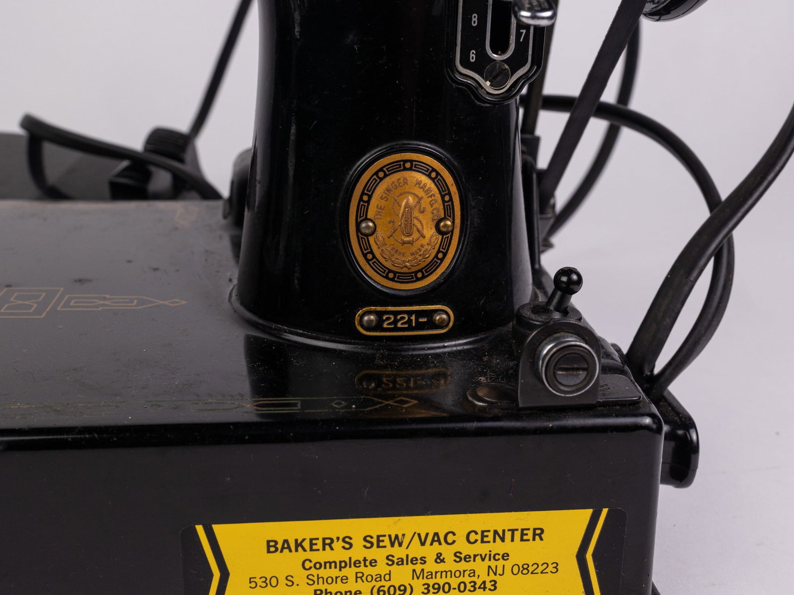 Singer 221 Featherweight Sewing Machine in Case - 7