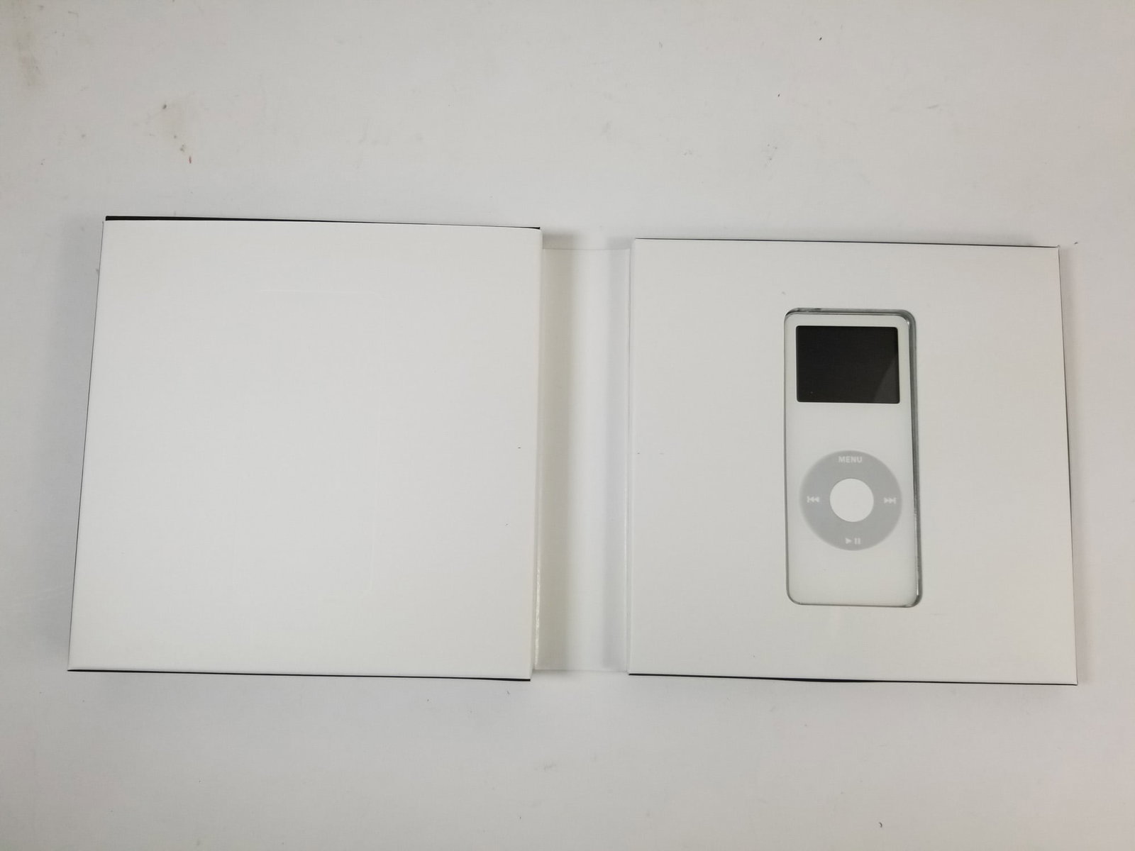iPod Nano 1st Generation A1137 1GB White MA350LL/A - 2