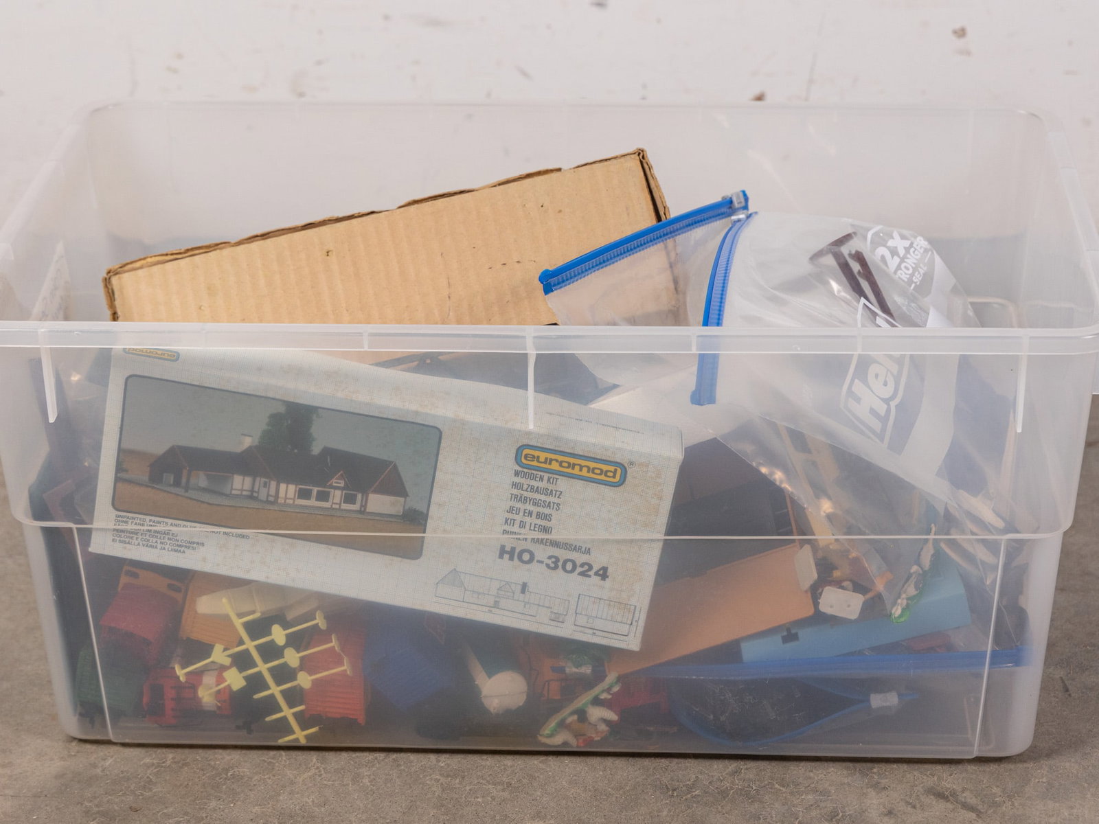Lot of Assorted Model Railroad Trains and Accessories: Lot of Assorted Model Railroad Trains and Accessories Literature Brooks Auction – Online Auction Terms & Conditions Contact: (856) 694-2960 | info@brooks.auction READ BEFORE YOU BID: We want
