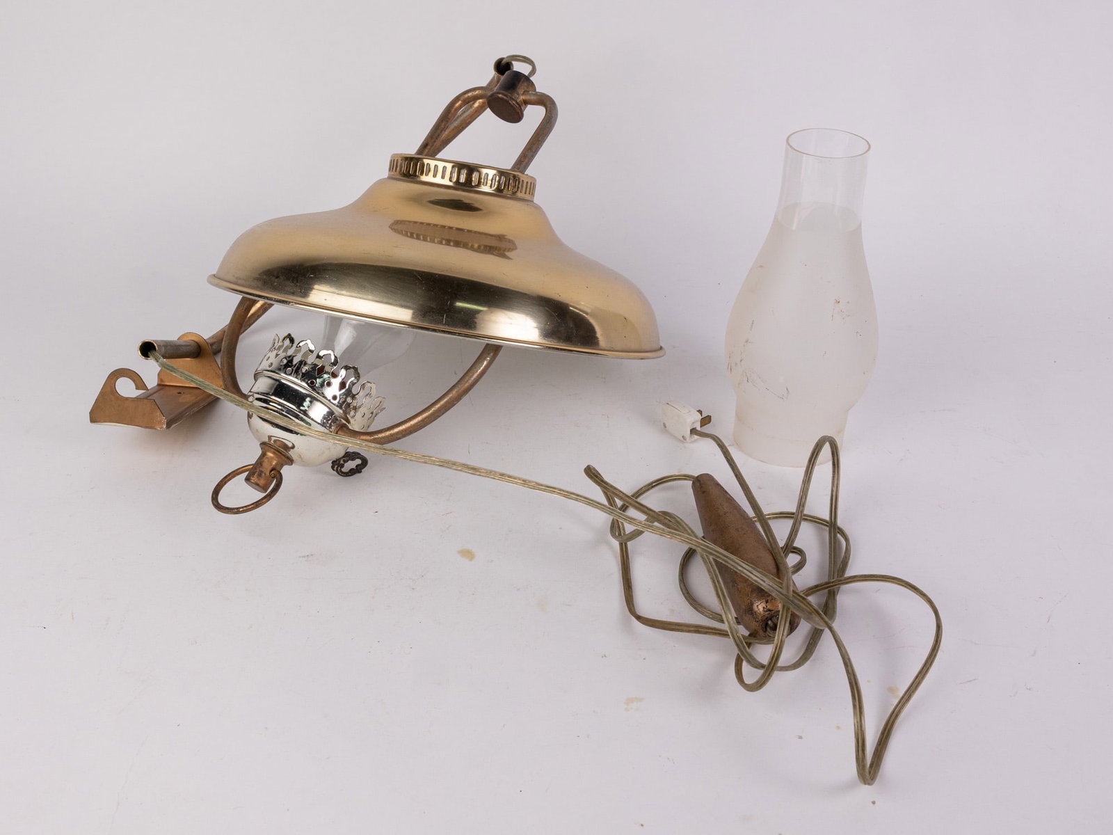 Vintage Adjustable Height Weighted Hurricane Style Sconce: Vintage Adjustable Height Weighted Hurricane Style Sconce Literature Brooks Auction – Online Auction Terms & Conditions Contact: (856) 694-2960 | info@brooks.auction READ BEFORE YOU BID: We