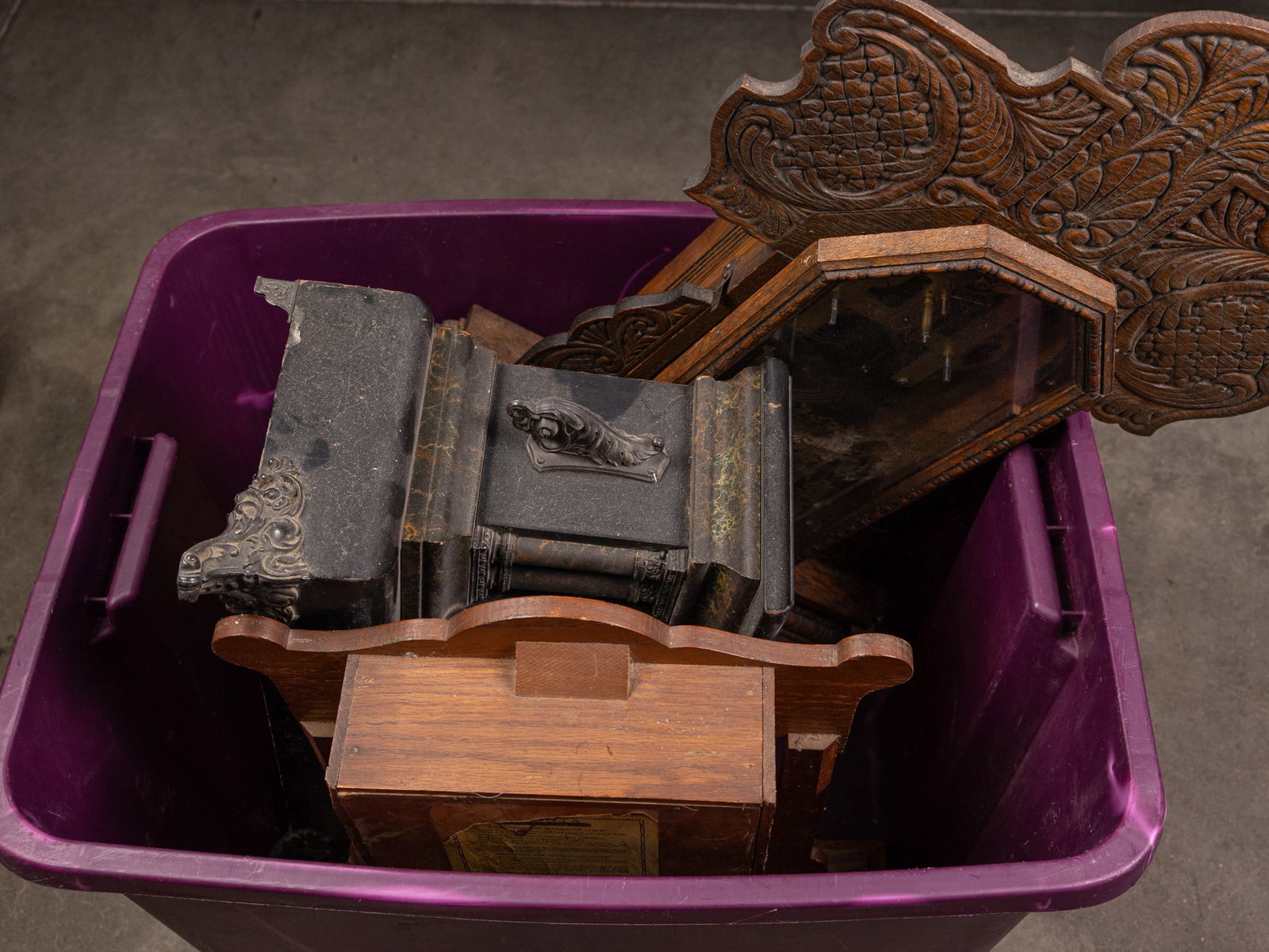 Lot of Assorted Vintage and Antique Clocks (1 of 4)