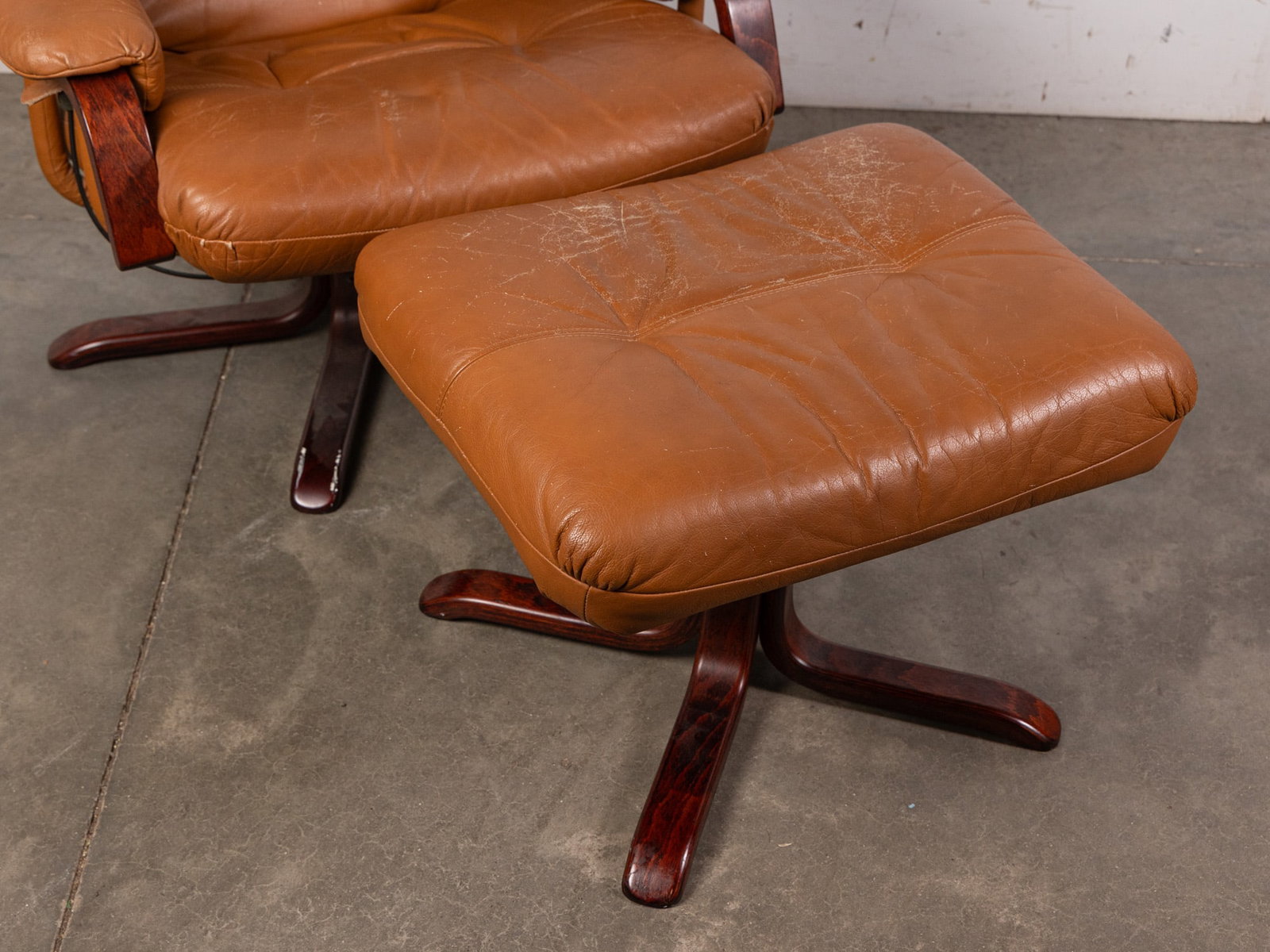 Contemporary Modern Style Lounge Chair with Ottoman - 2