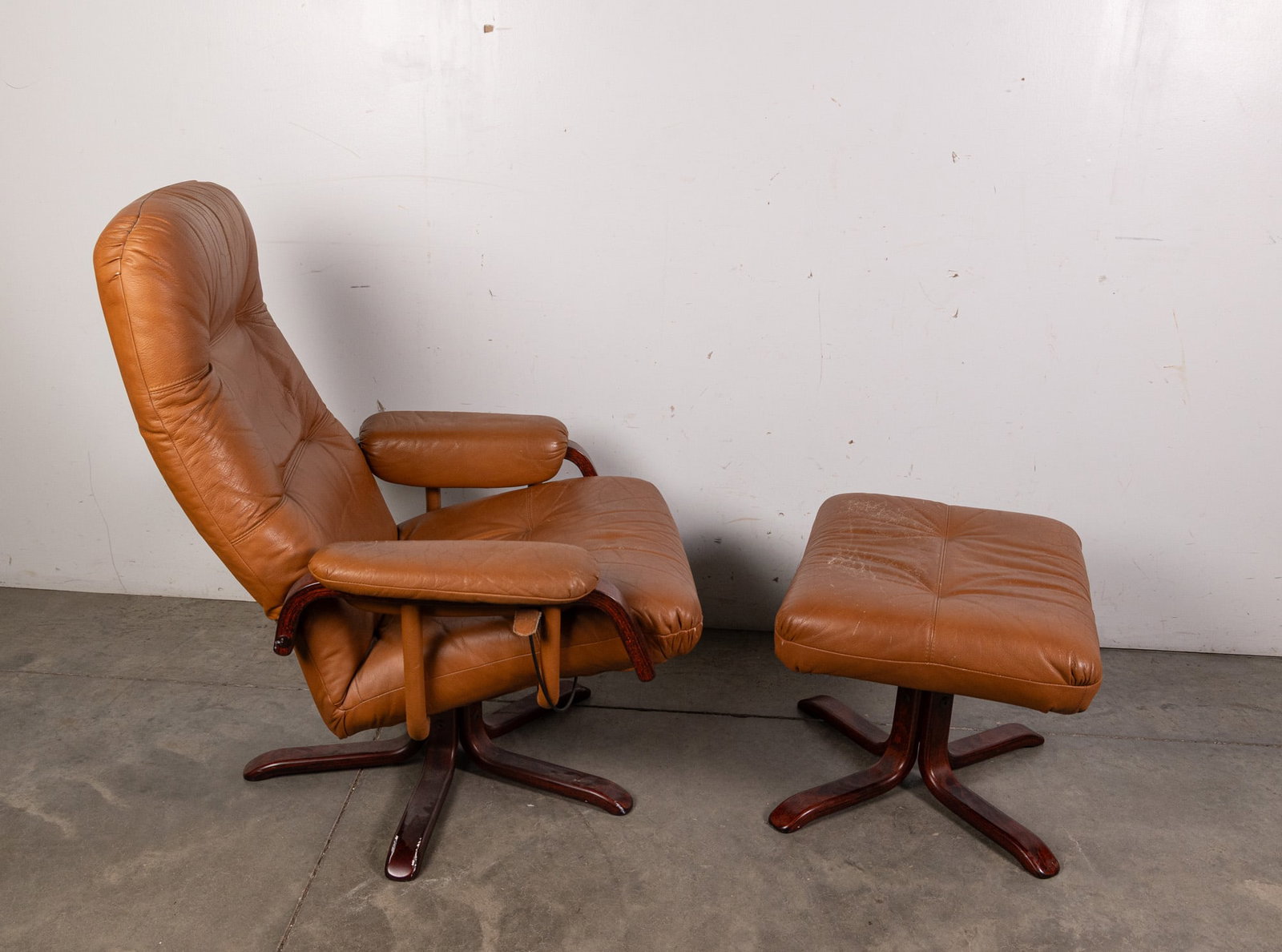 Contemporary Modern Style Lounge Chair with Ottoman - 4