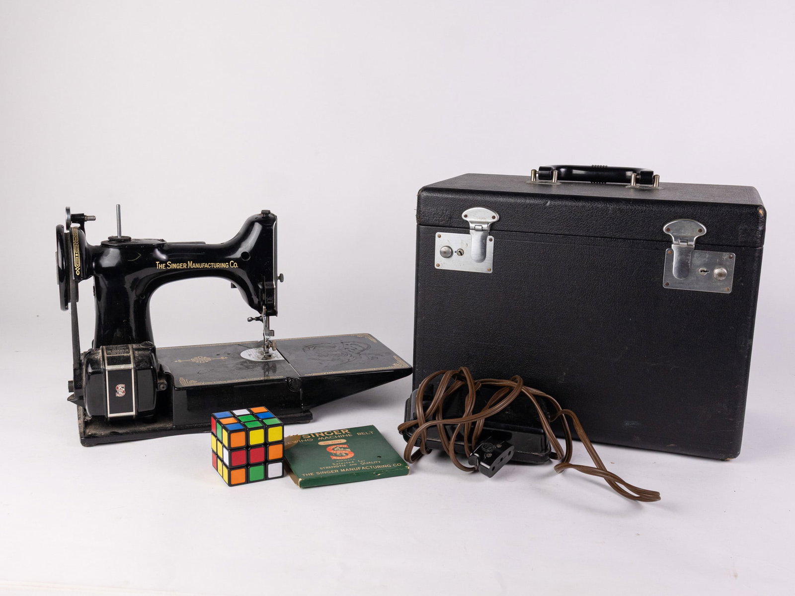 Vintage Singer 221 Featherweight Sewing Machine in Case - 2