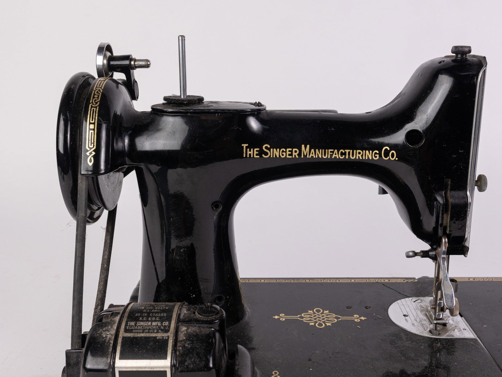 Vintage Singer 221 Featherweight Sewing Machine in Case - 7
