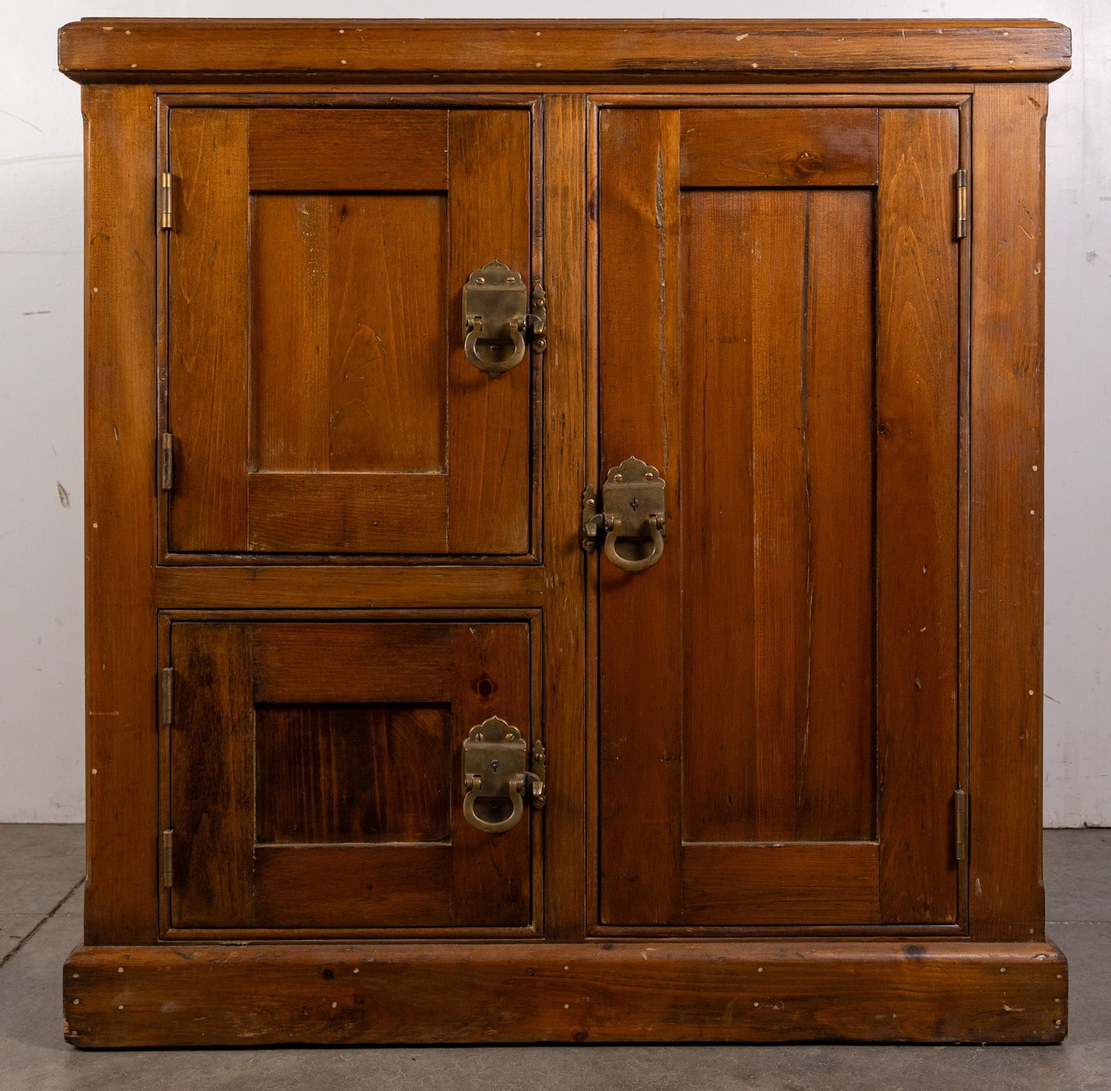 Antique D. Eddy and Sons Co., Boston Ice Chest: Antique D. Eddy and Sons Co., Boston Ice Chest Literature Brooks Auction – Online Auction Terms & Conditions Contact: (856) 694-2960 | info@brooks.auction READ BEFORE YOU BID: We want you to