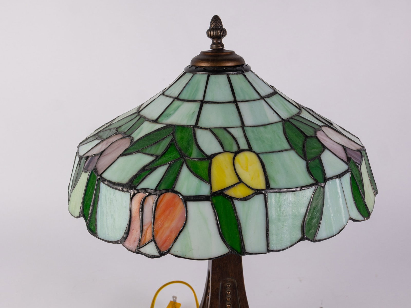 Tiffany Style Leaded Glass Table Lamp - 3