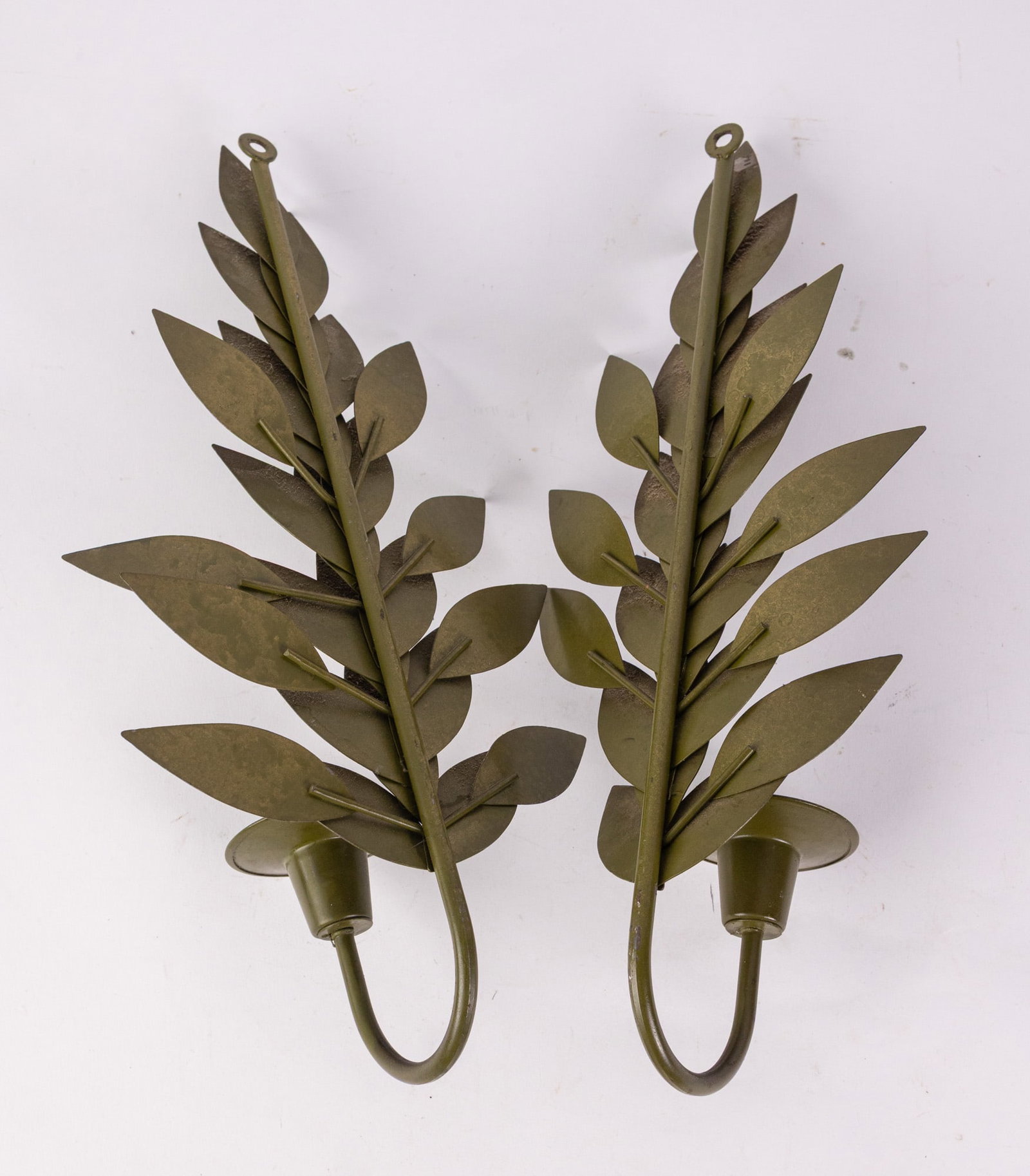 Pair of Foliate Motif Olive-Toned Wall Sconces - 4