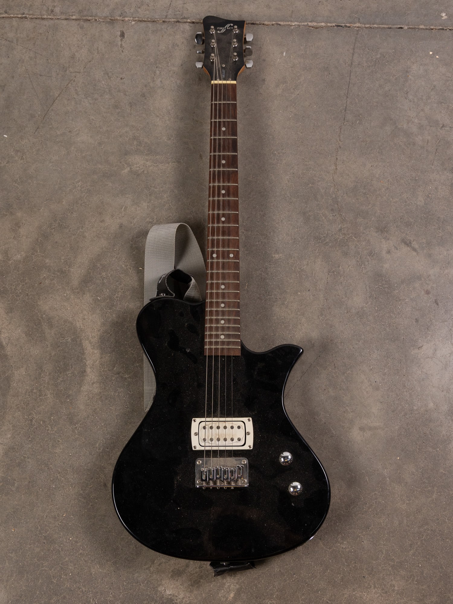 First Act ME537 Electric Guitar: First Act ME537 Electric Guitar Size 38" H Literature Brooks Auction – Online Auction Terms & Conditions Contact: (856) 694-2960 | info@brooks.auction READ BEFORE YOU BID: We want you to feel