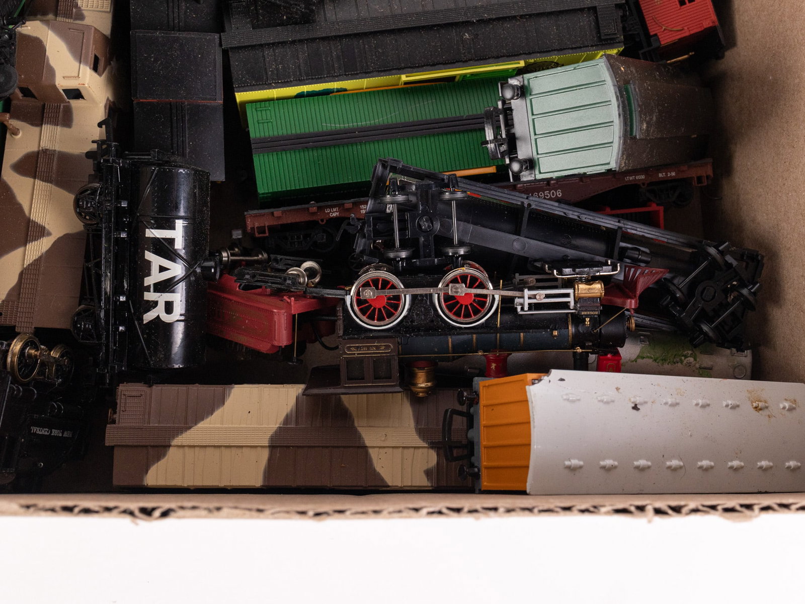 Lot of Vintage Model Railroad Train Cars and Track - 4