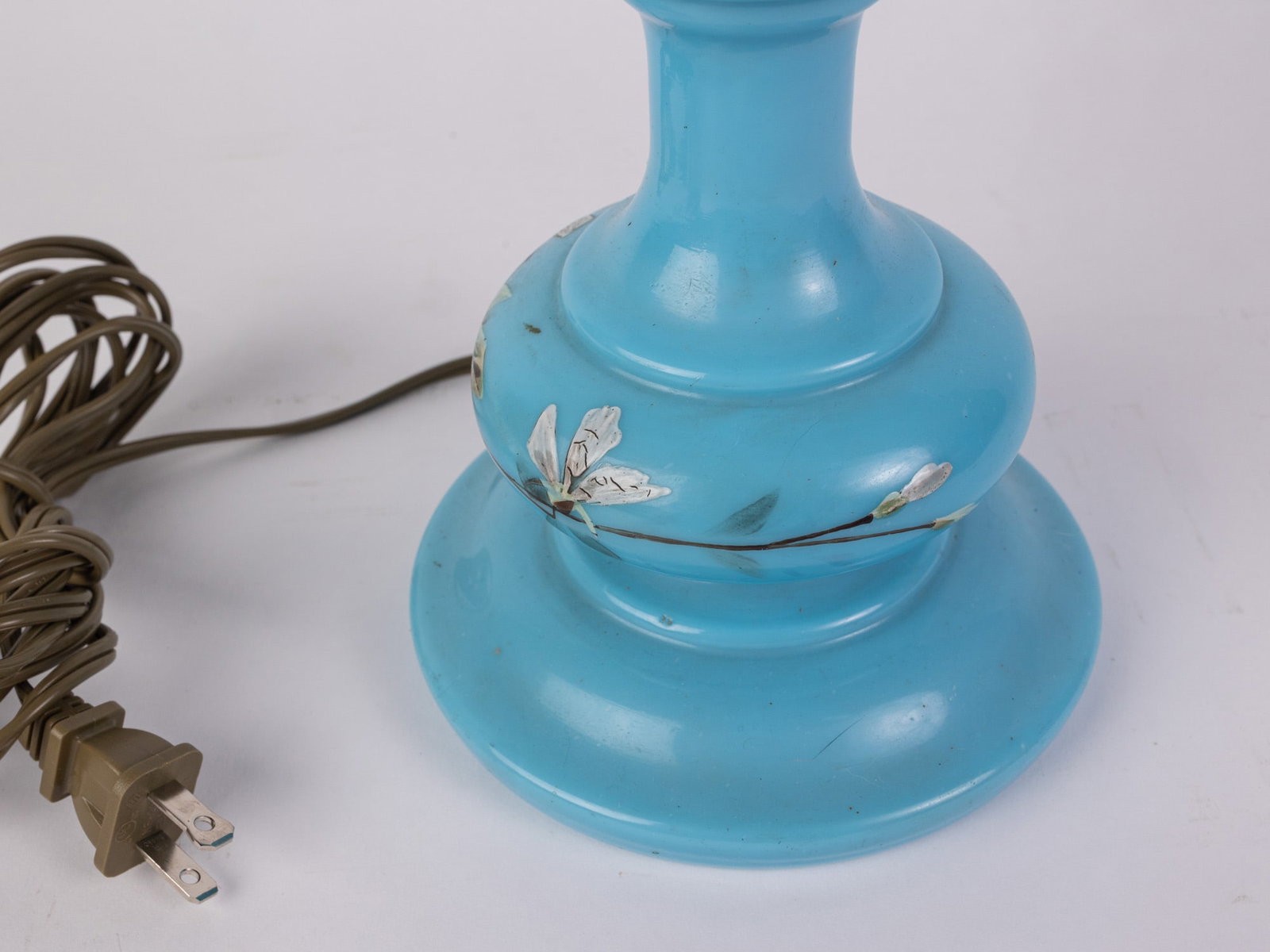 Vintage Floral Pattern Hurricane Lamp with Glass Fleur-de-Lis Shade - 3
