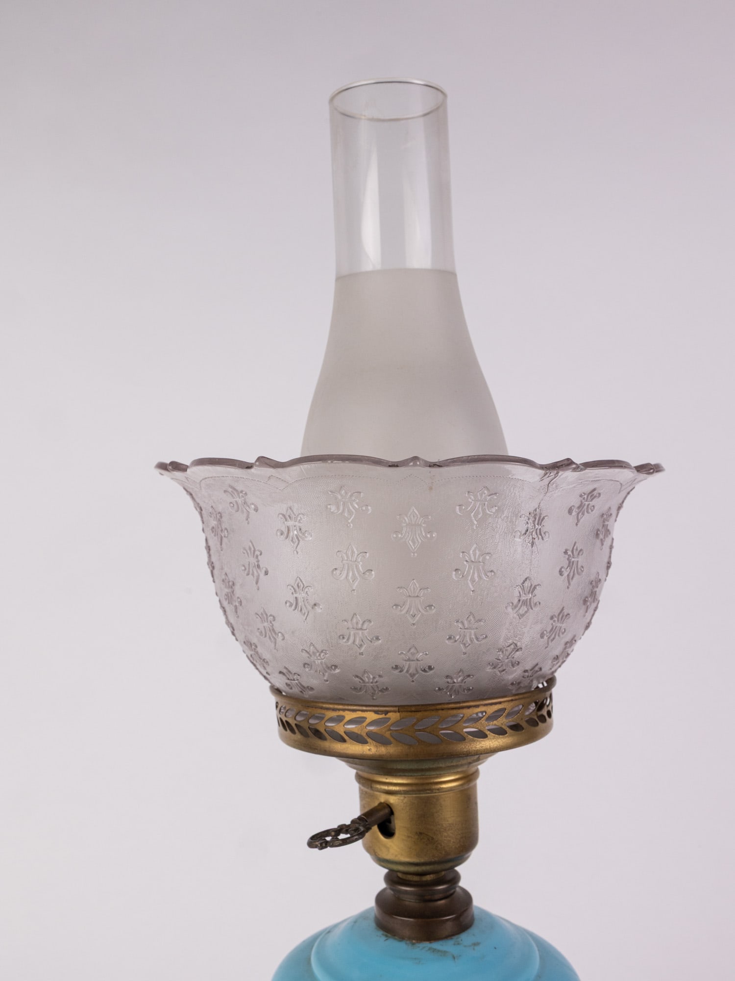 Vintage Floral Pattern Hurricane Lamp with Glass Fleur-de-Lis Shade - 5
