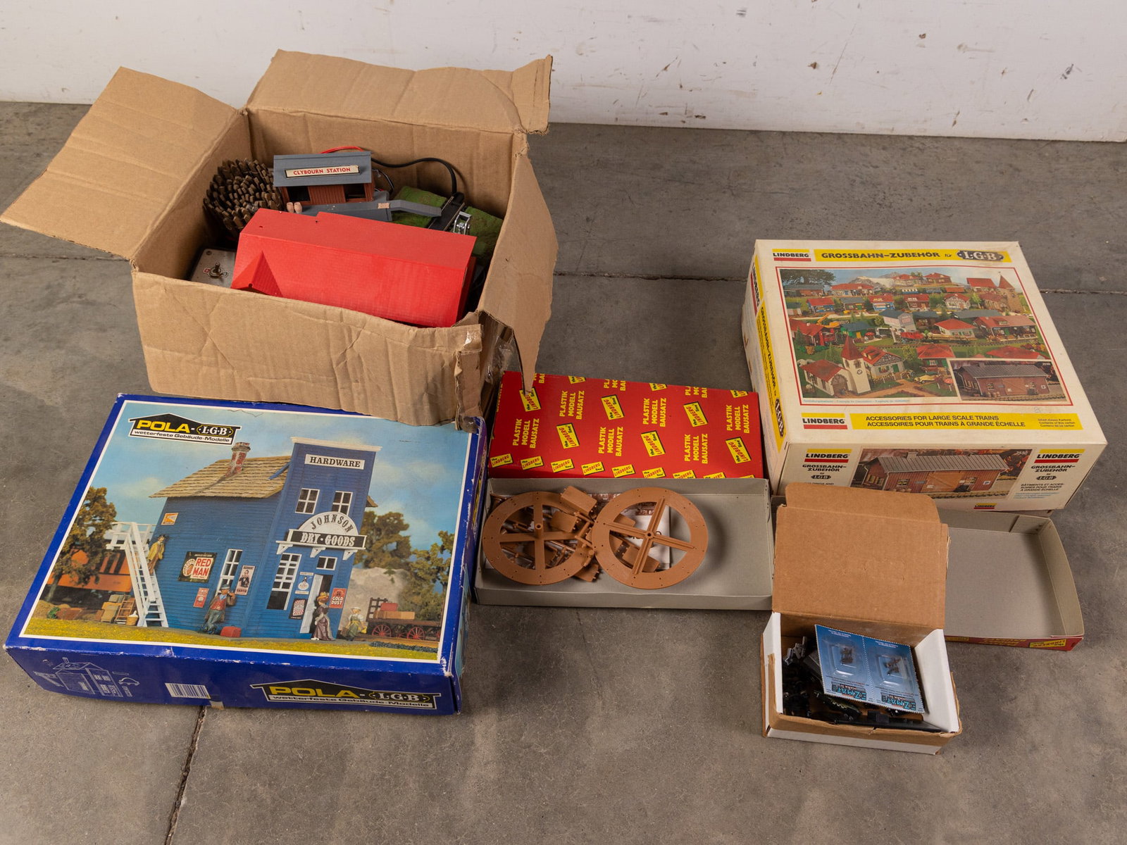 Lot of Vintage Model Railroad Accessories (1 of 5)