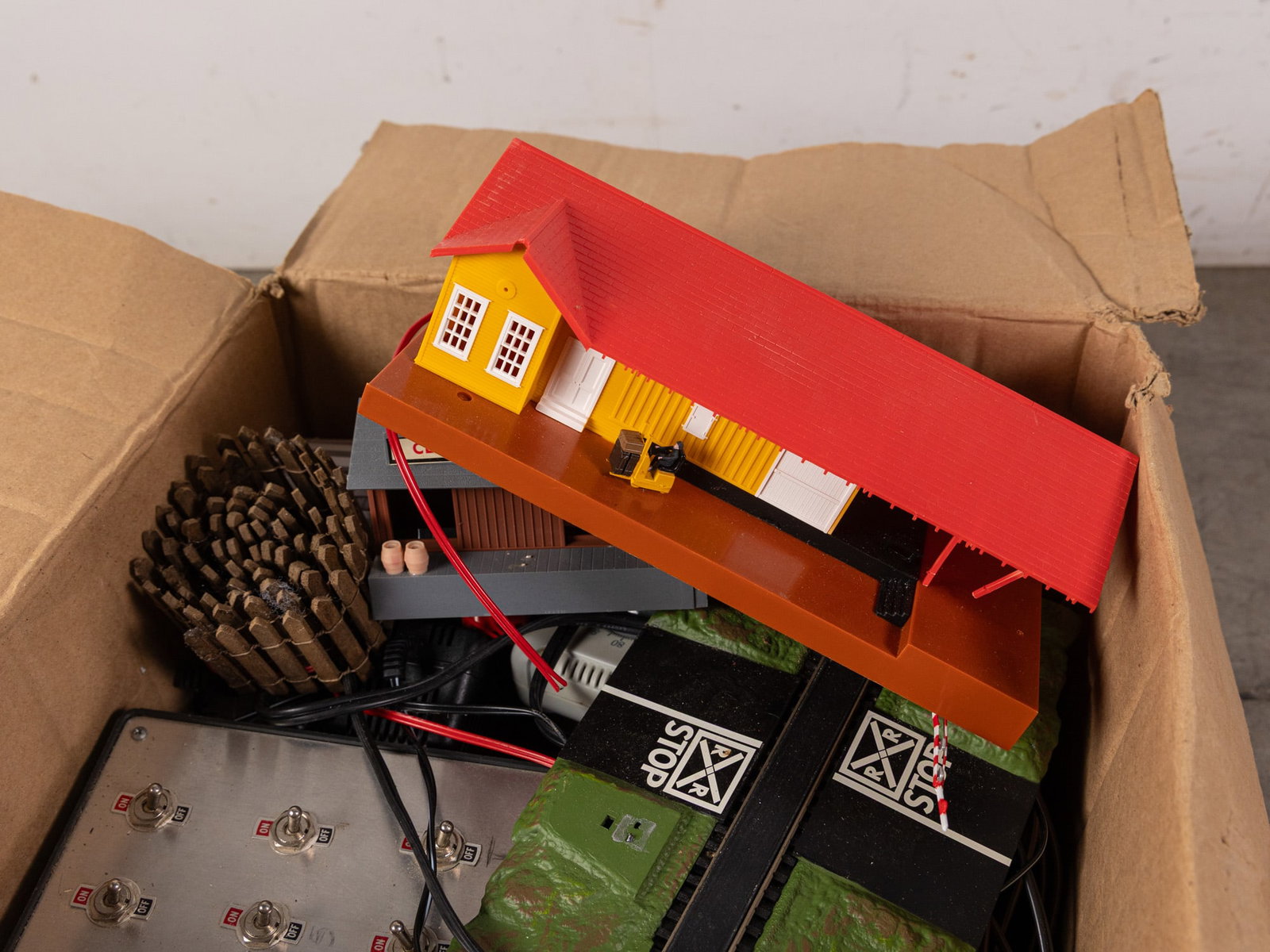 Lot of Vintage Model Railroad Accessories - 5