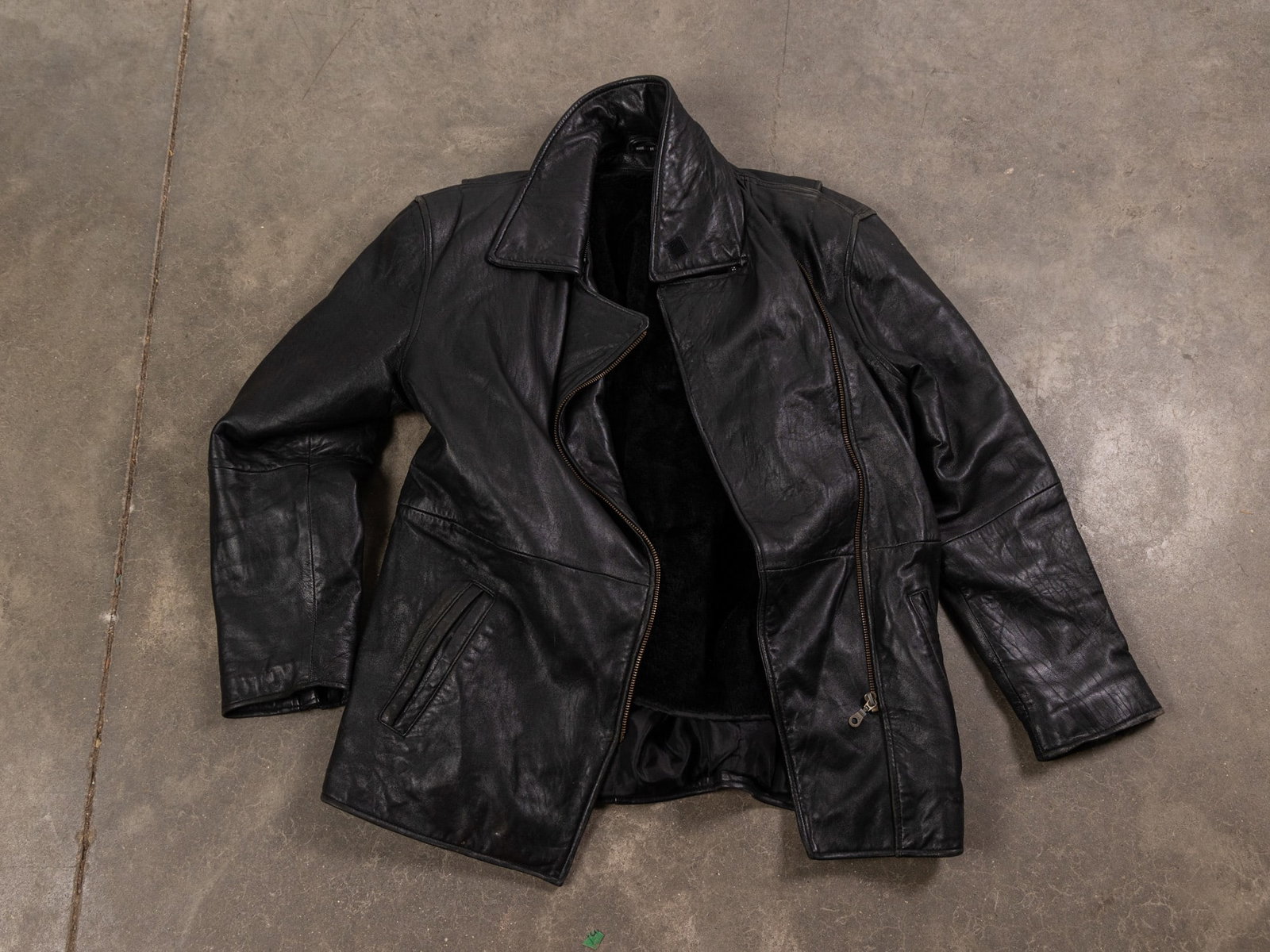 Vintage Black Leather Jacket w/ Removable Interior: Vintage Black Leather Jacket w/ Removable Interior Size M Literature Brooks Auction – Online Auction Terms & Conditions Contact: (856) 694-2960 | info@brooks.auction READ BEFORE YOU BID: We