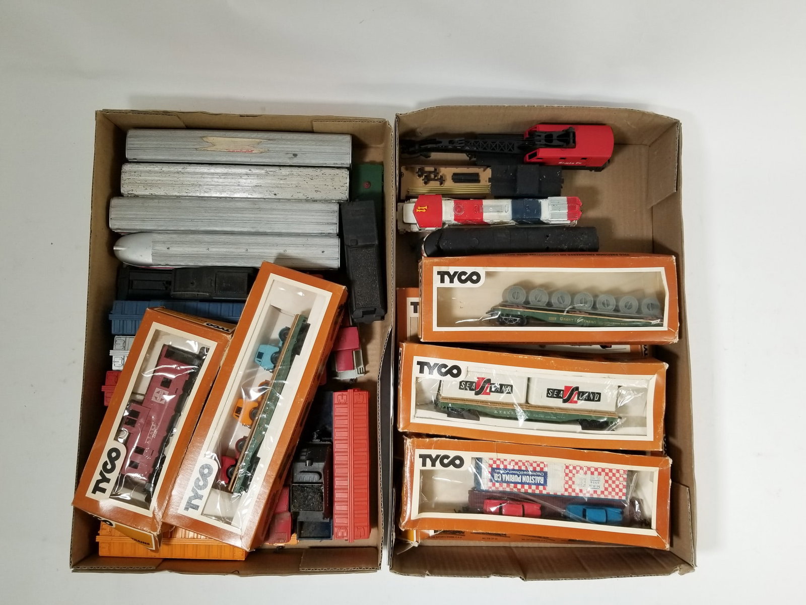 Lot of Assorted Vintage Model Railroad Trains Cars (1 of 4)