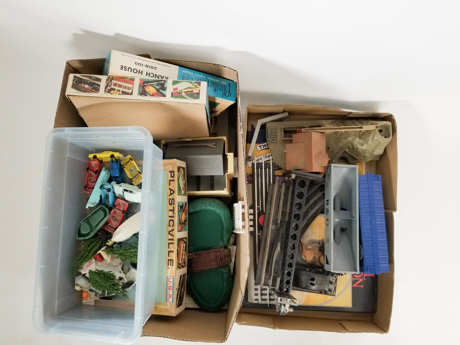 Lot of Assorted Vintage Model Trains and Accessories (1 of 5)
